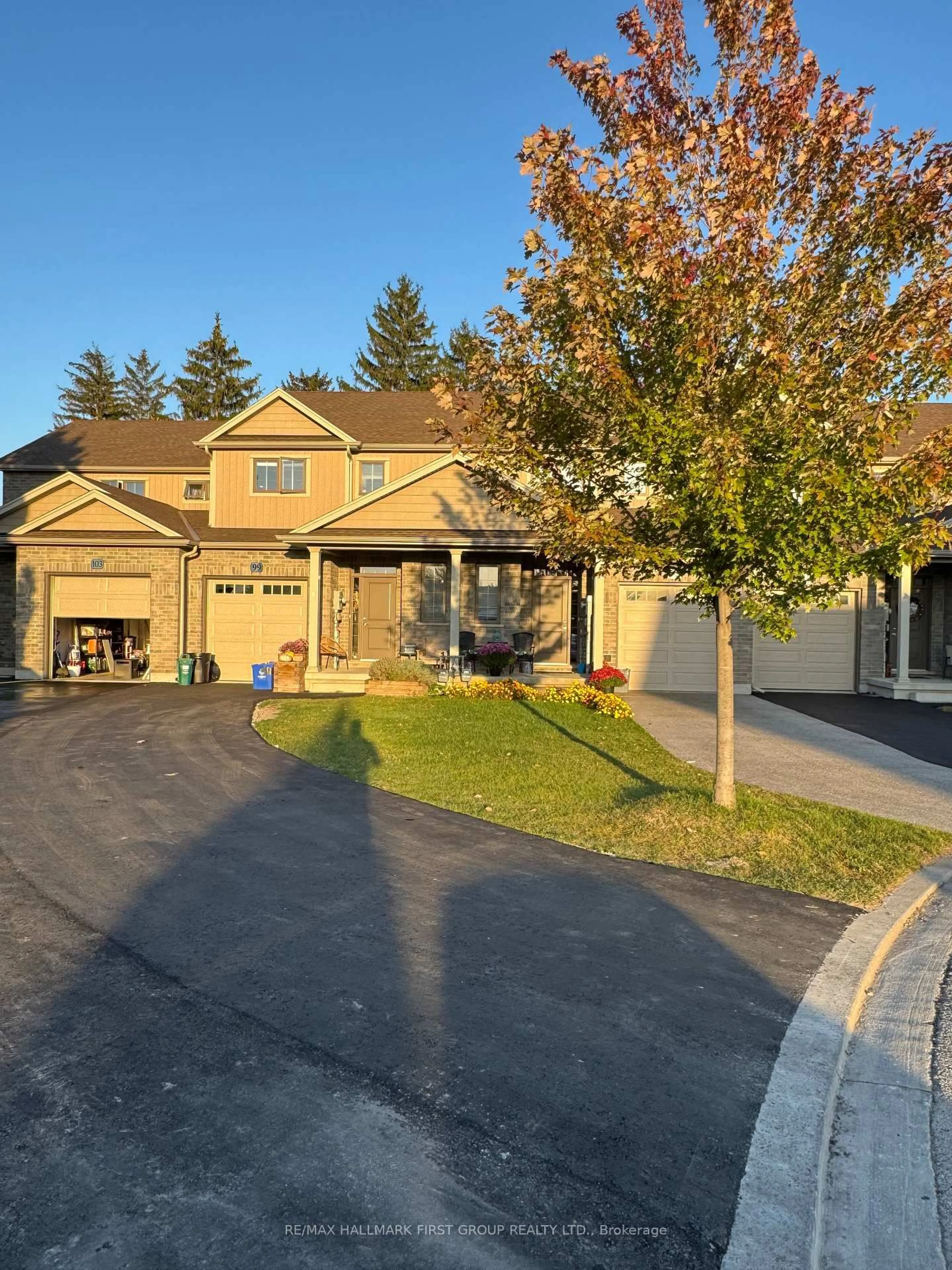 A pic from outside/outdoor area/front of a property/back of a property/a pic from drone, street for 99 Manhattan Crt, St. Catharines Ontario L2R 0B8