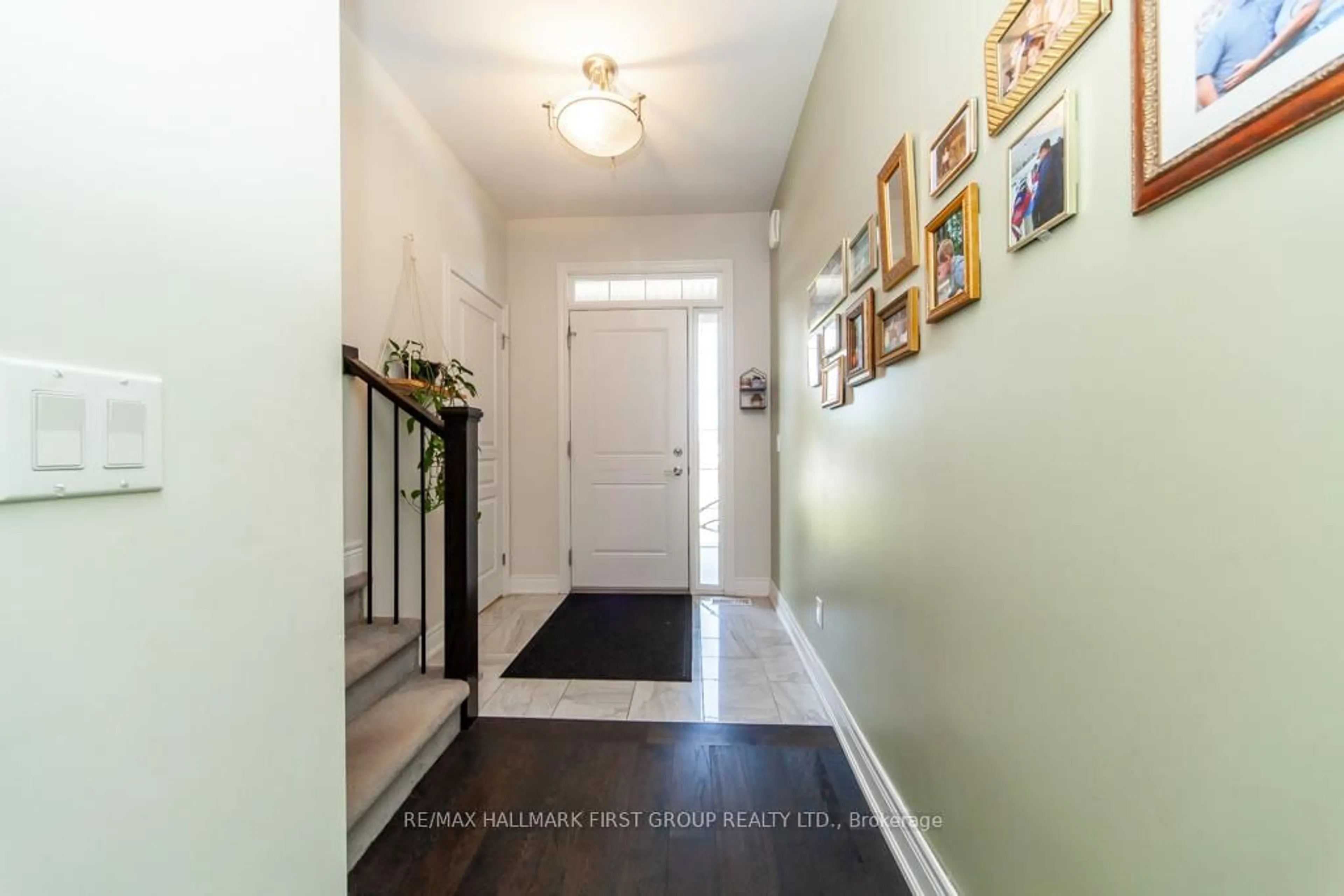 Indoor entryway for 99 Manhattan Crt, St. Catharines Ontario L2R 0B8