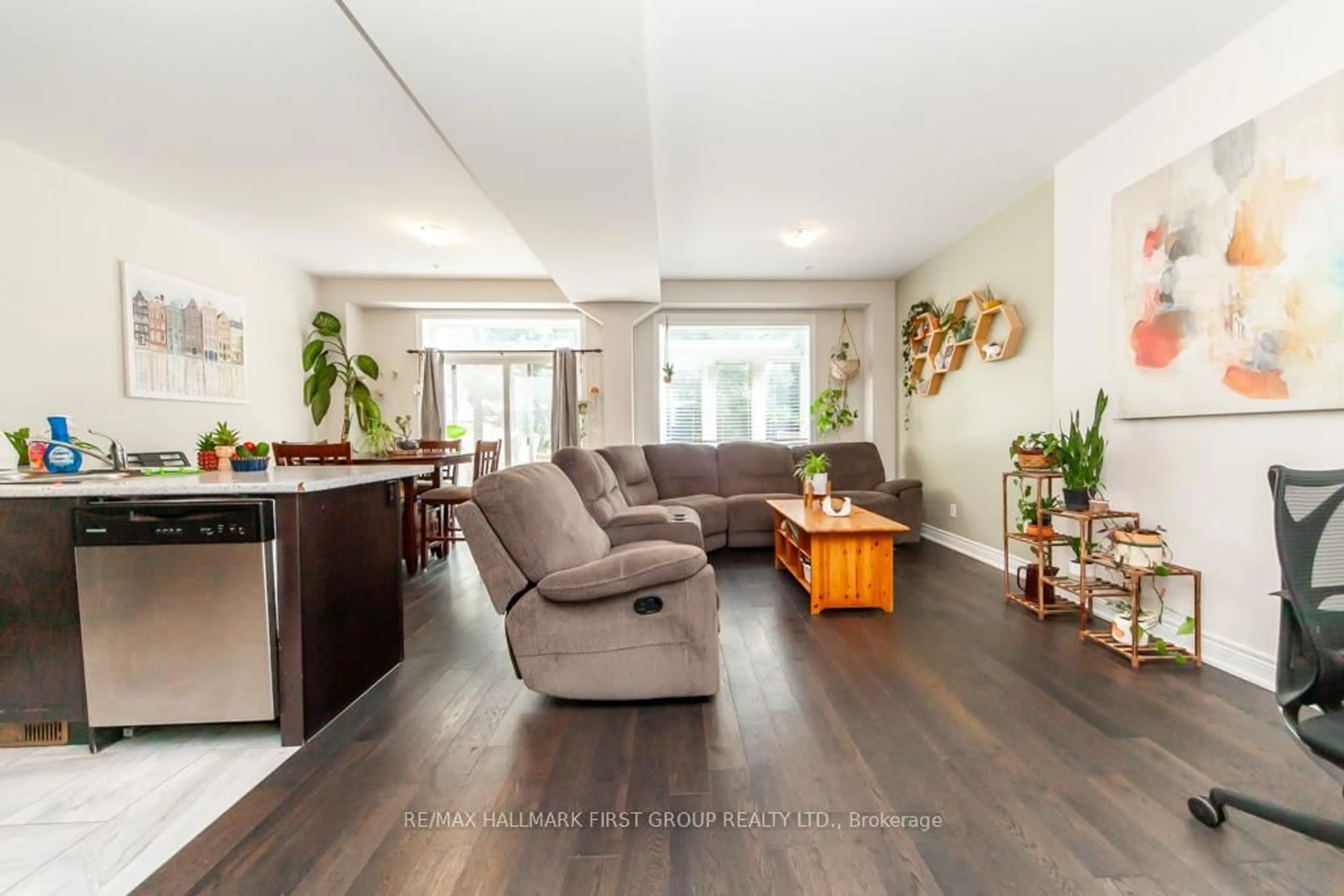 Living room with furniture, wood/laminate floor for 99 Manhattan Crt, St. Catharines Ontario L2R 0B8