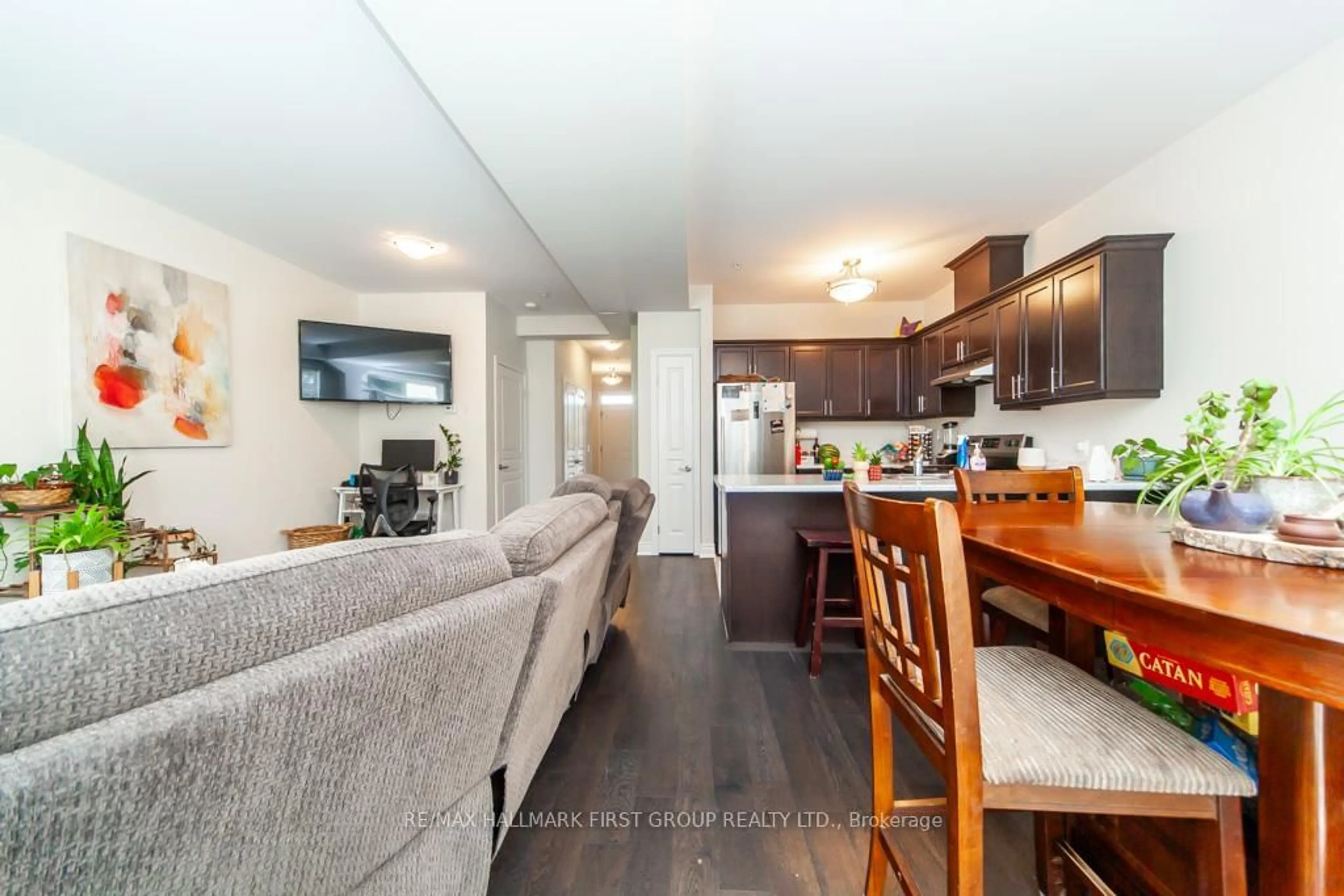 Open concept kitchen, wood/laminate floor for 99 Manhattan Crt, St. Catharines Ontario L2R 0B8