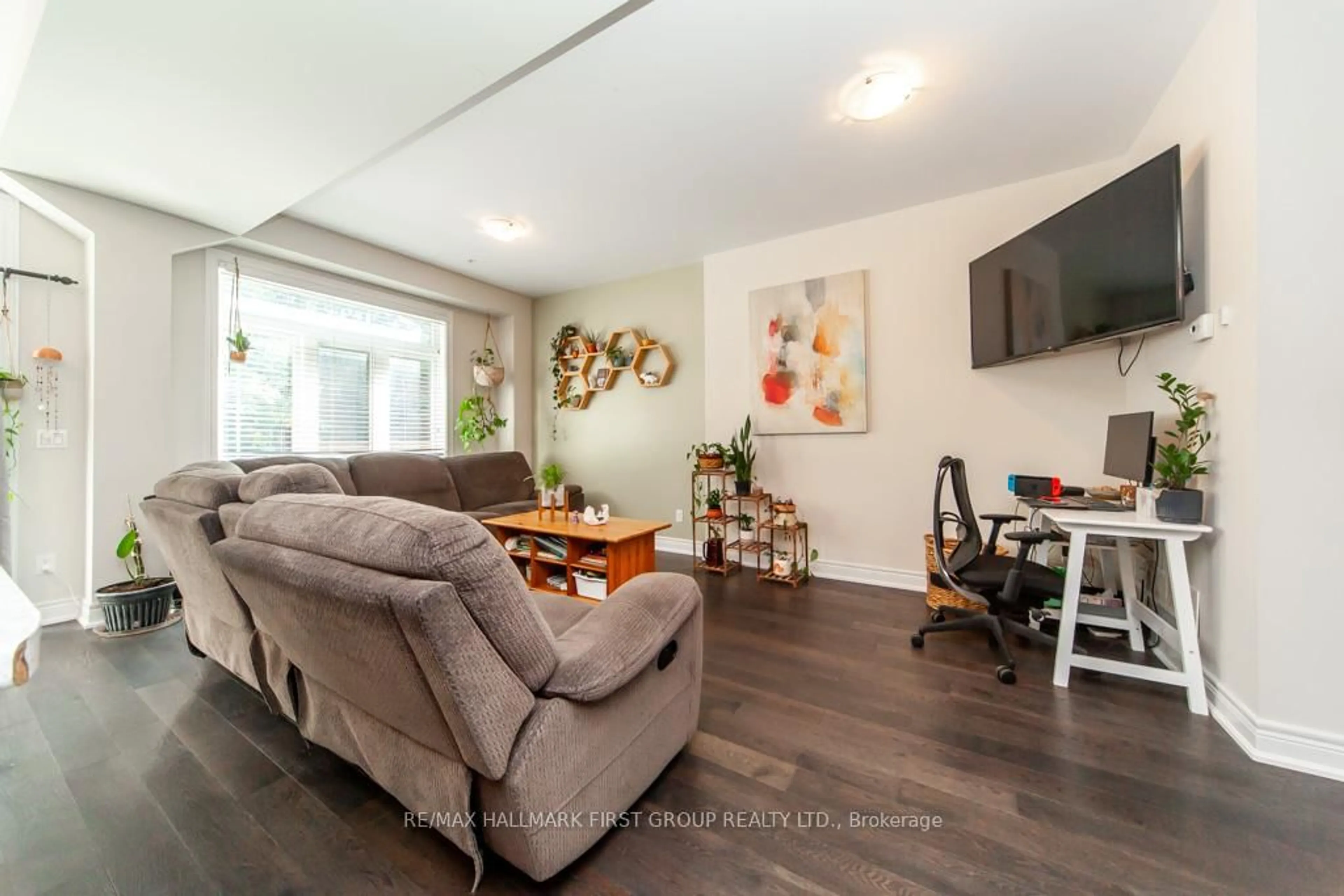 Living room with furniture, wood/laminate floor for 99 Manhattan Crt, St. Catharines Ontario L2R 0B8