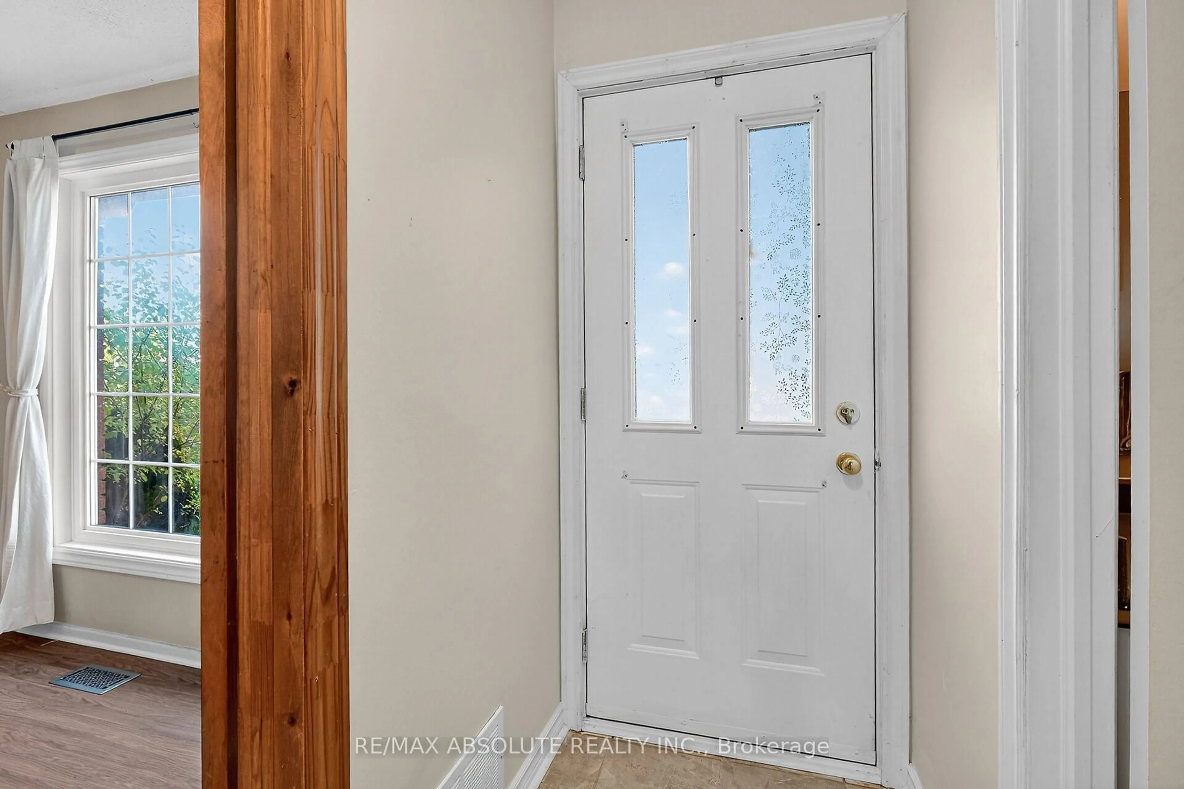 Indoor entryway for 2628 Baseline Rd, Ottawa Ontario K2H 7B4