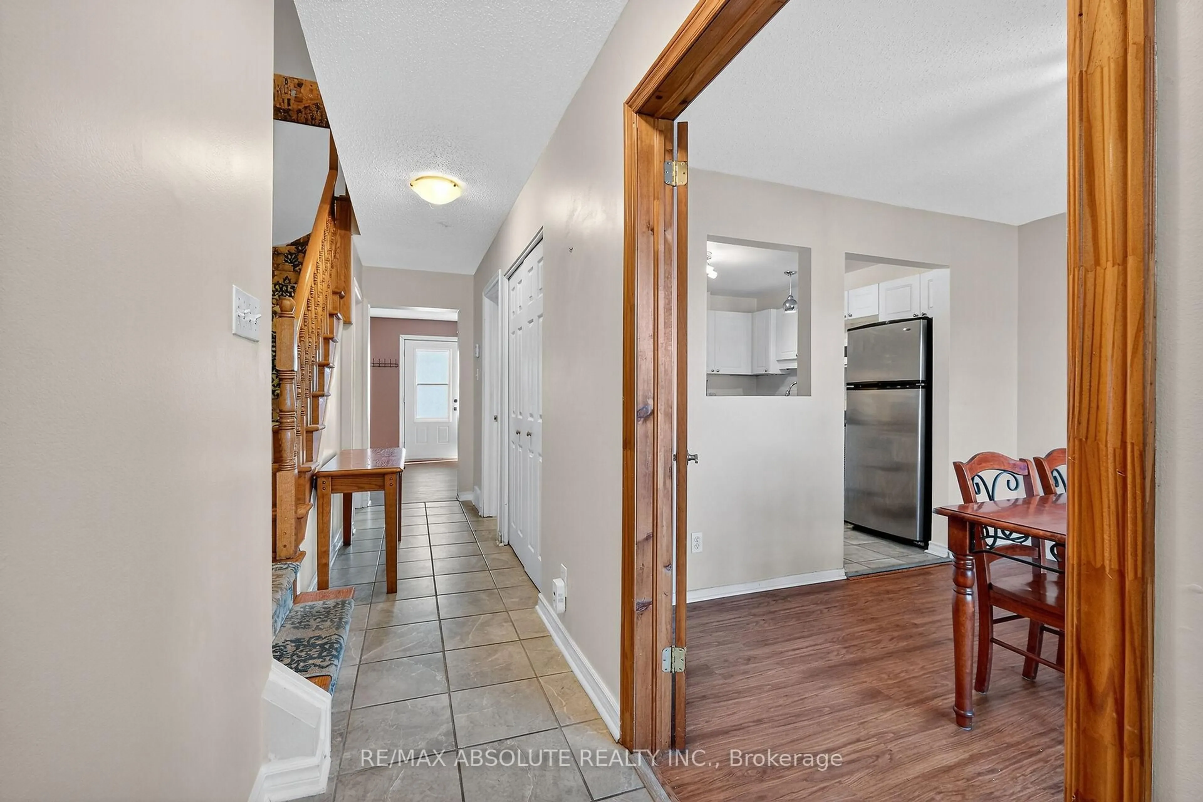 Indoor entryway for 2628 Baseline Rd, Ottawa Ontario K2H 7B4