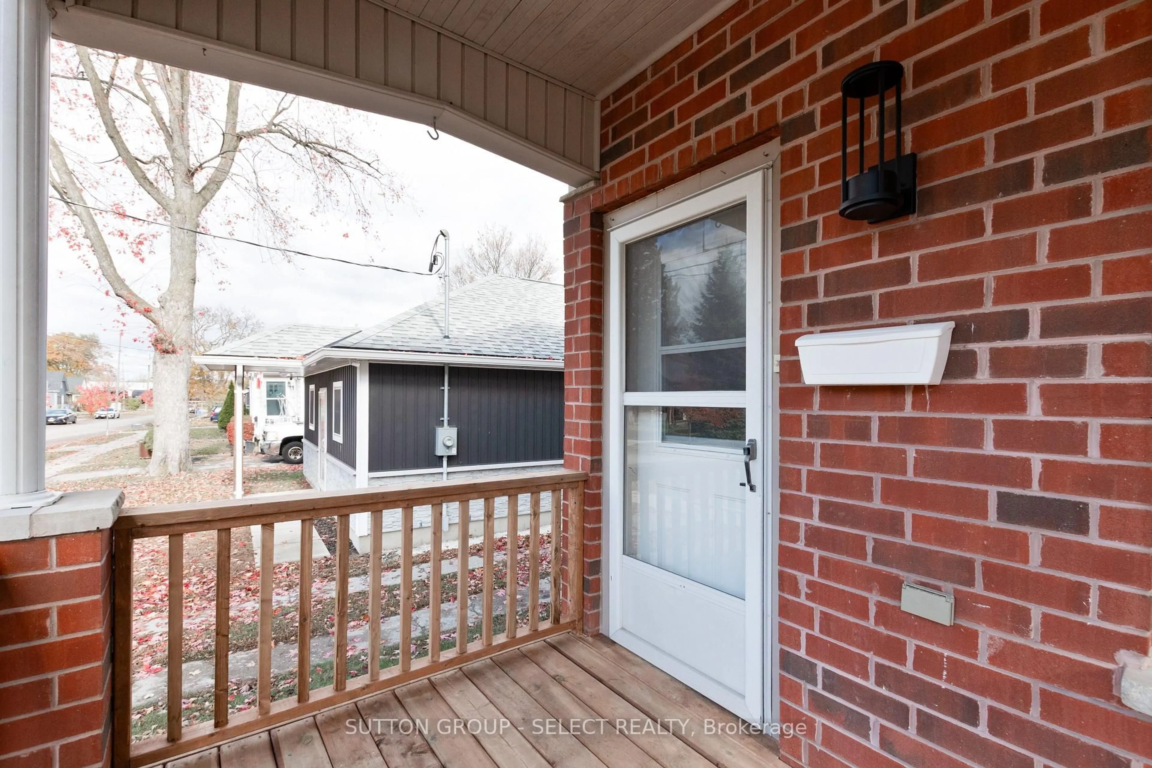 Unknown for 104 Oak St, London East Ontario N5Z 2H6