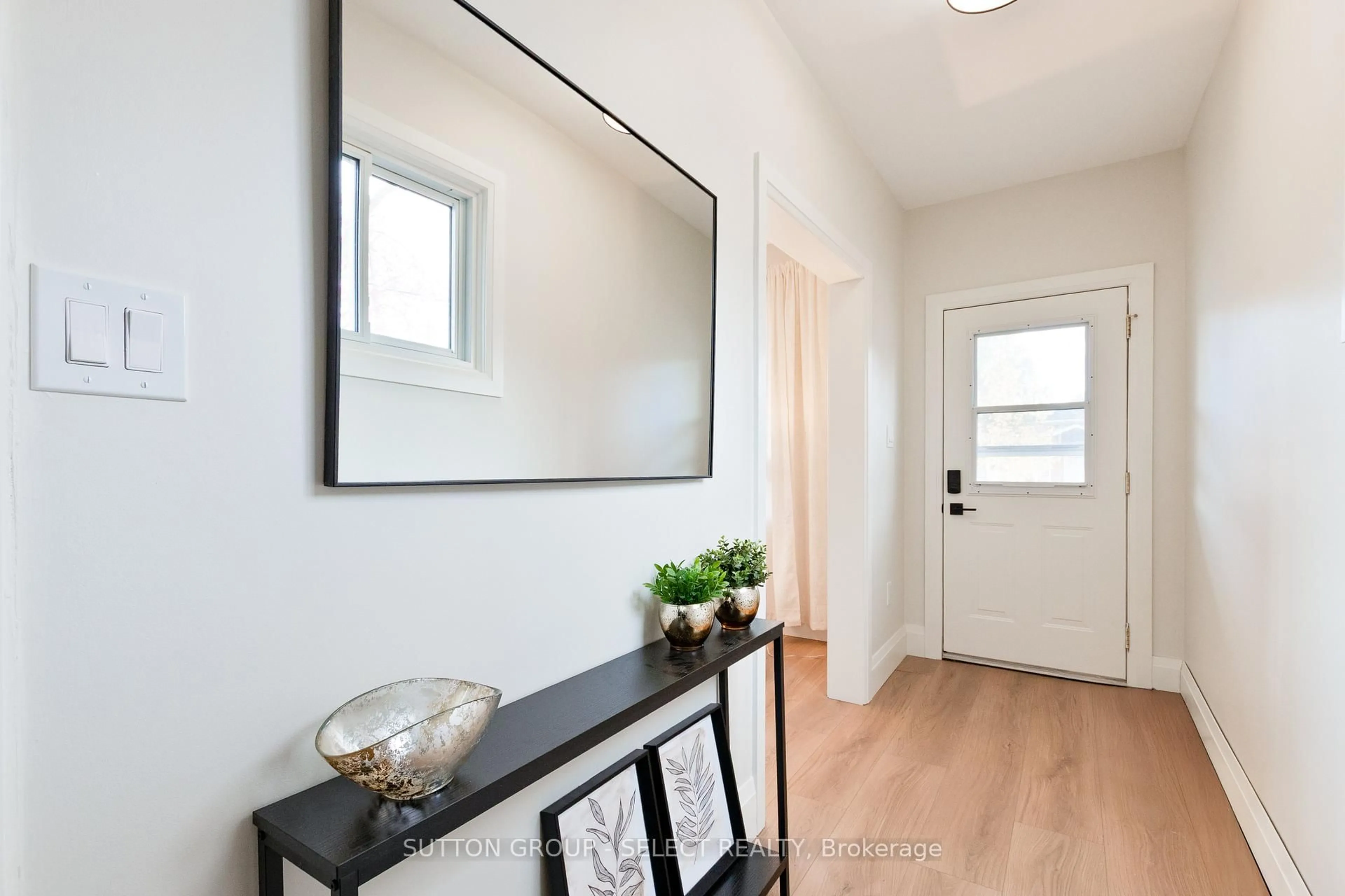 Indoor entryway for 104 Oak St, London East Ontario N5Z 2H6
