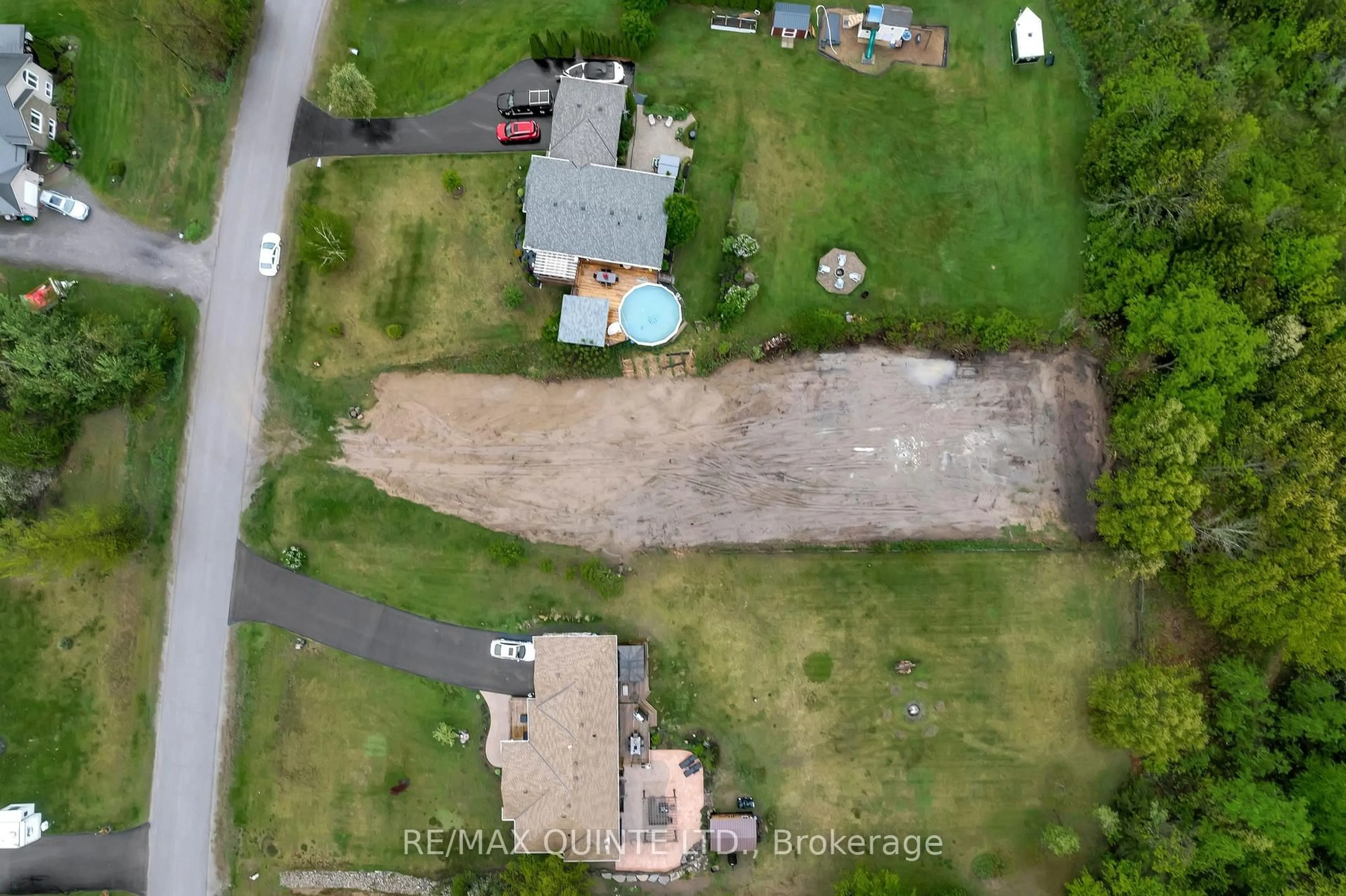 A pic from outside/outdoor area/front of a property/back of a property/a pic from drone, street for 43 DEERFIELD Dr, Hastings Ontario K0K 2C0