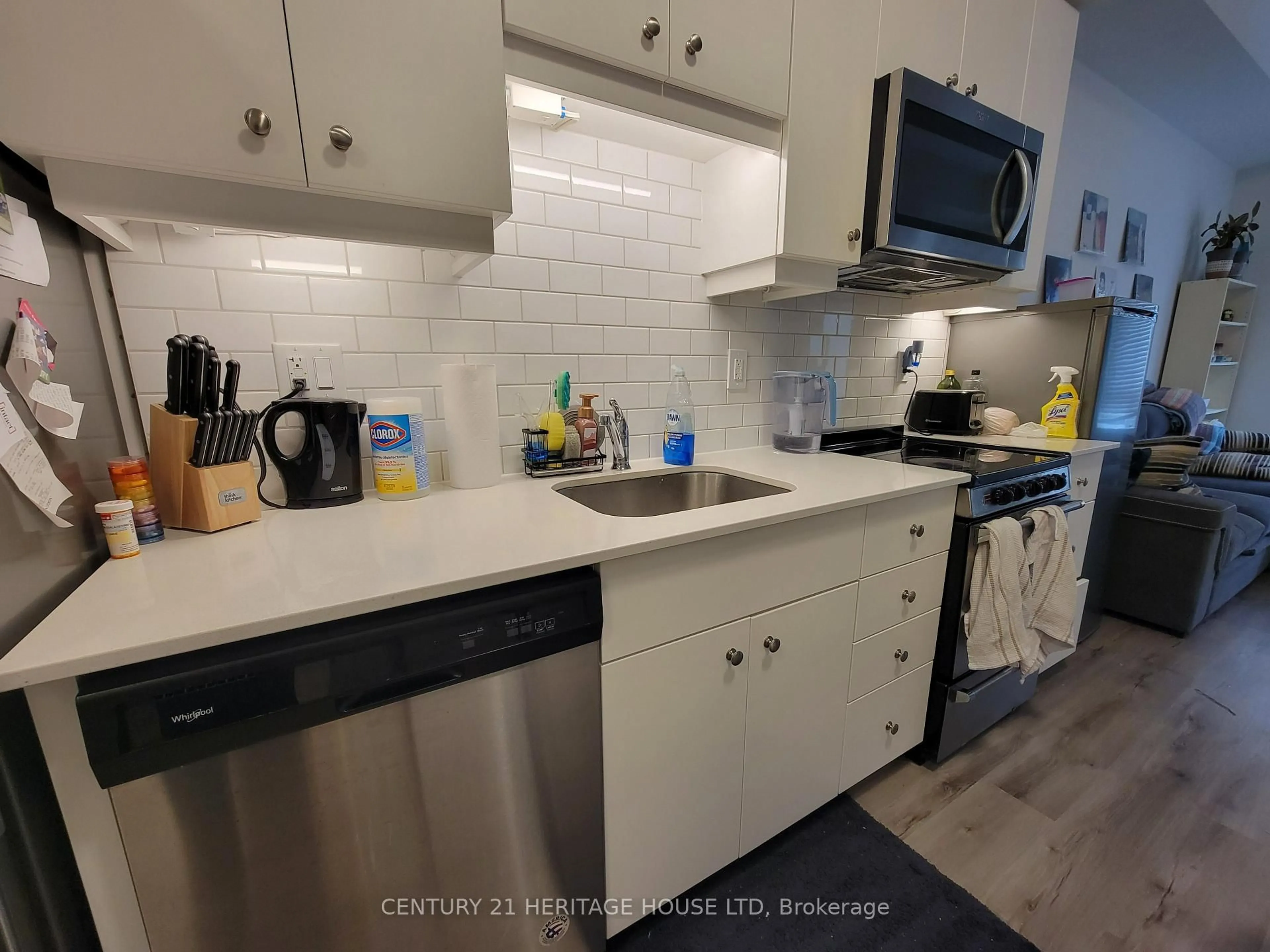 Standard kitchen, ceramic/tile floor for 247 Northfield Dr #110, Waterloo Ontario N2K 0H2
