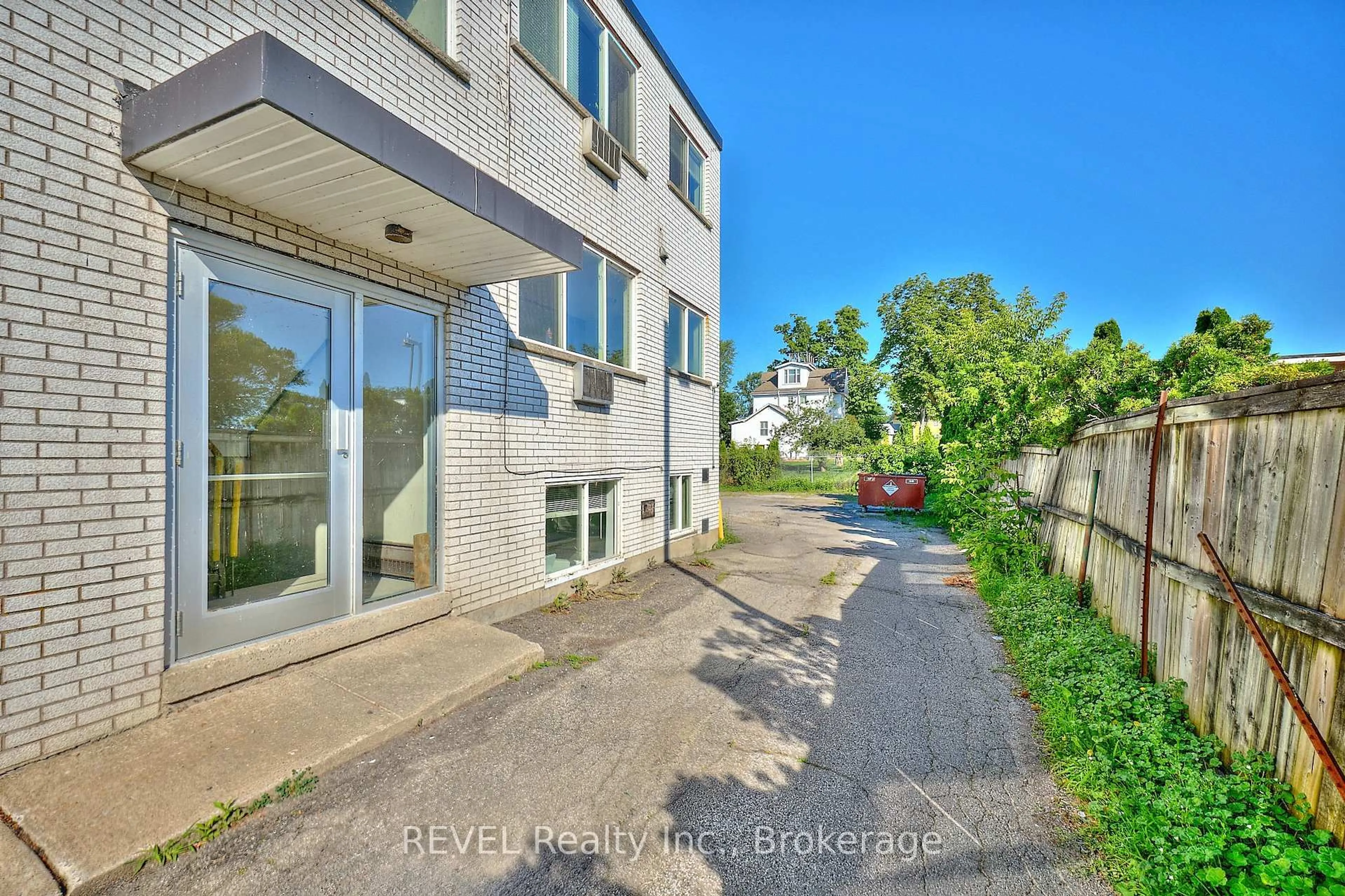 A pic from outside/outdoor area/front of a property/back of a property/a pic from drone, street for 3865 Front St, Niagara Falls Ontario L2G 6G3
