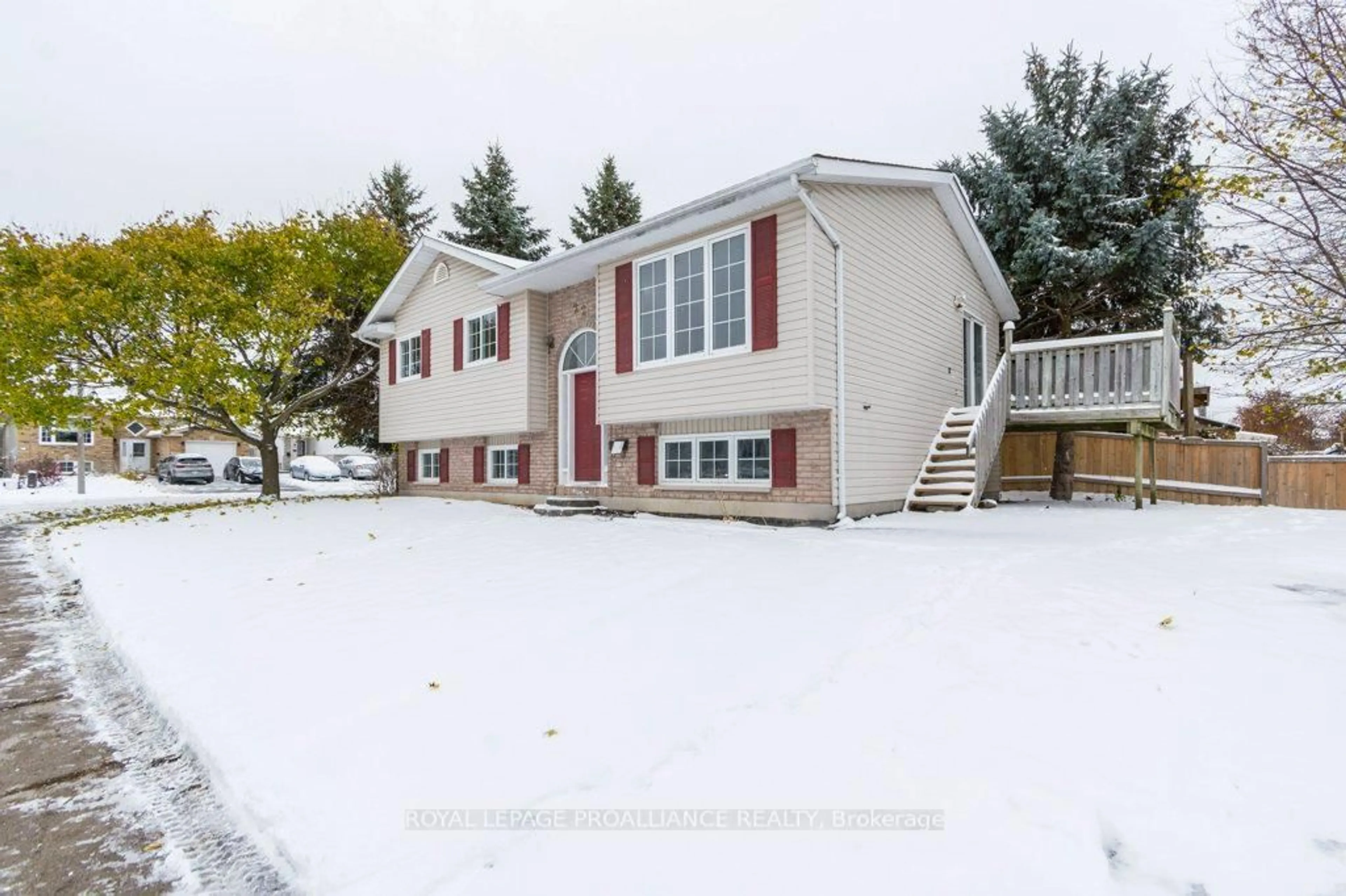 Home with vinyl exterior material, unknown for 22 Faraday Gdns, Belleville Ontario K8P 5J5