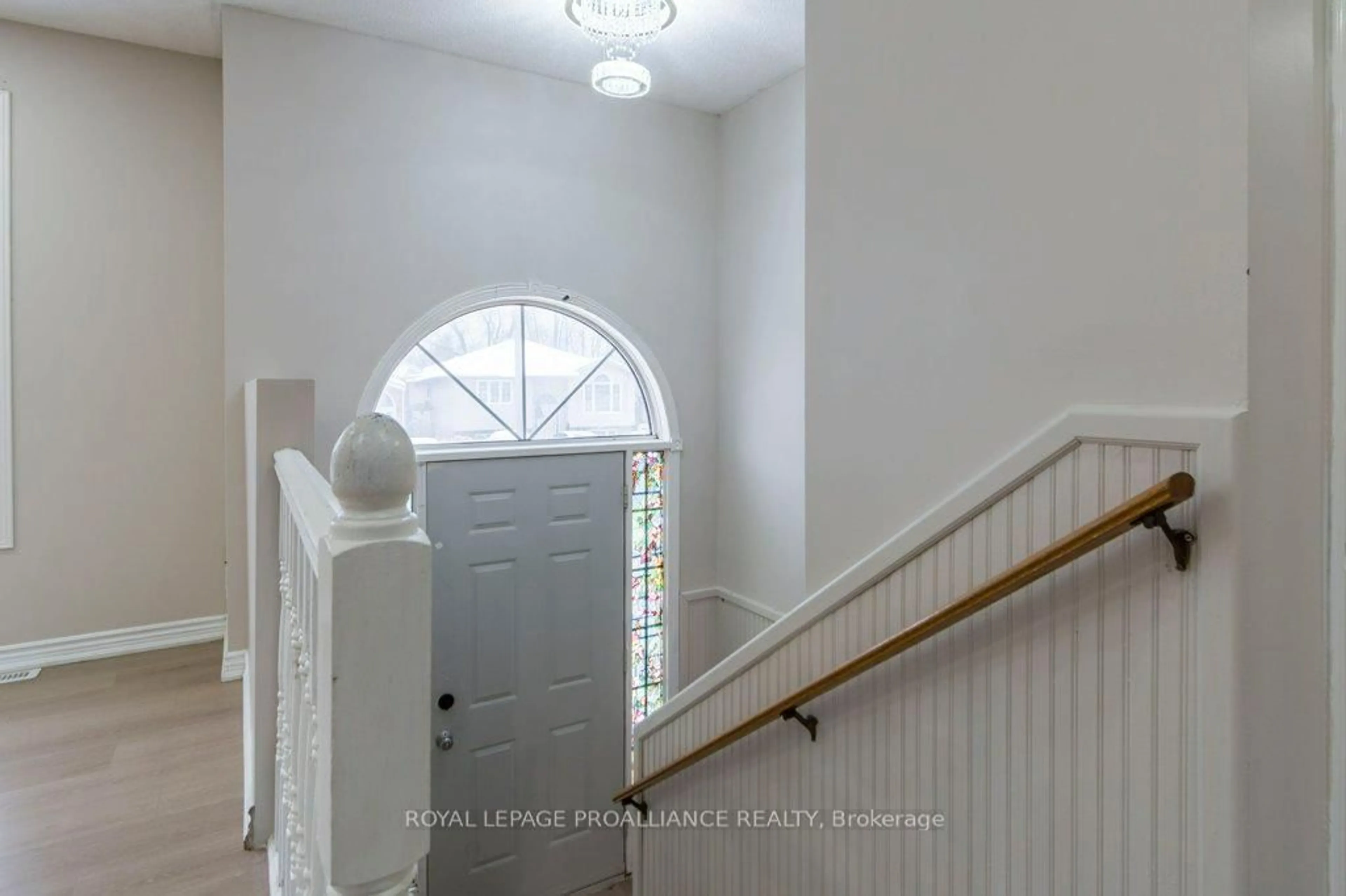 Indoor entryway for 22 Faraday Gdns, Belleville Ontario K8P 5J5