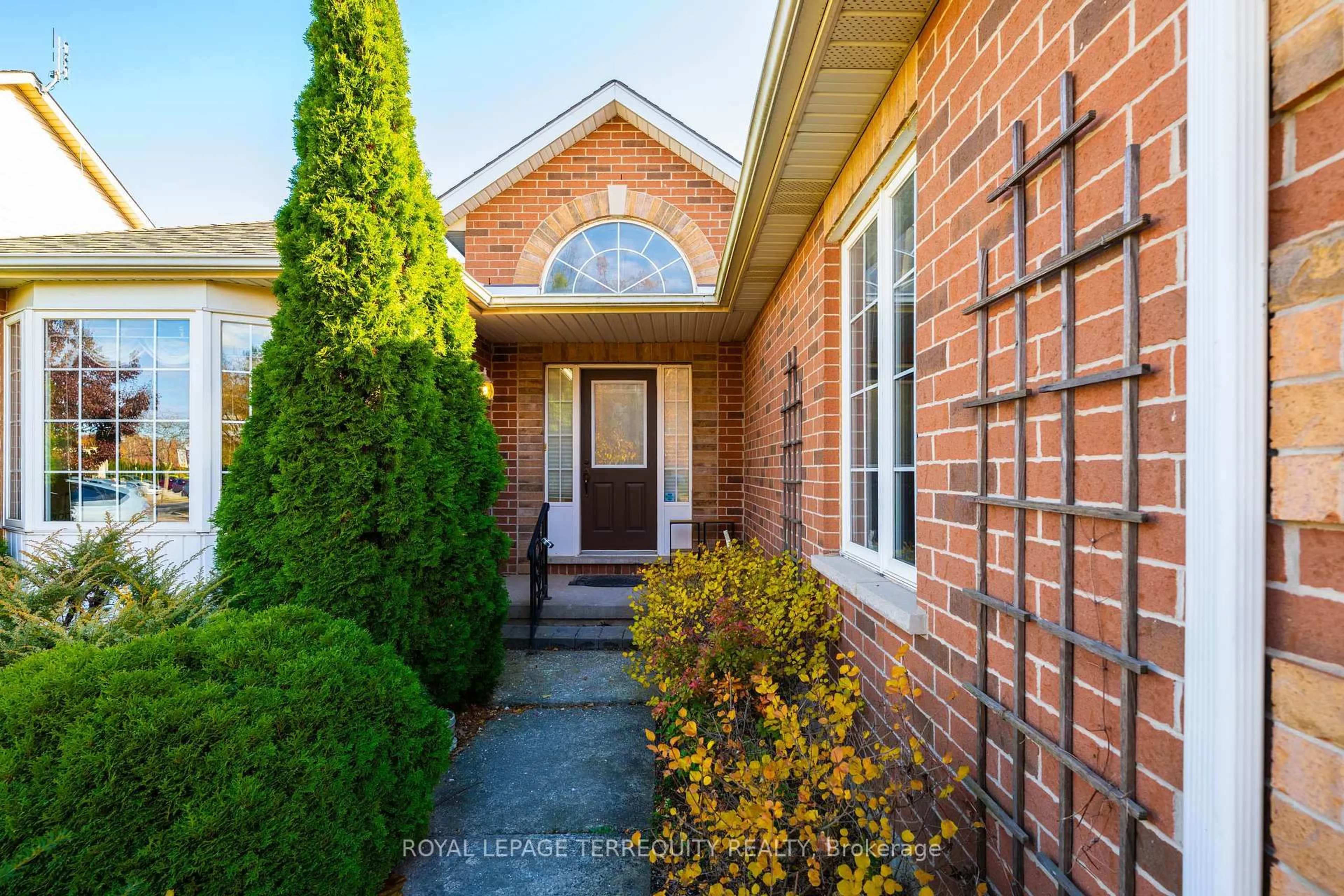 Home with brick exterior material, street for 112 VANSICKLE Rd, St. Catharines Ontario L2S 3Y6
