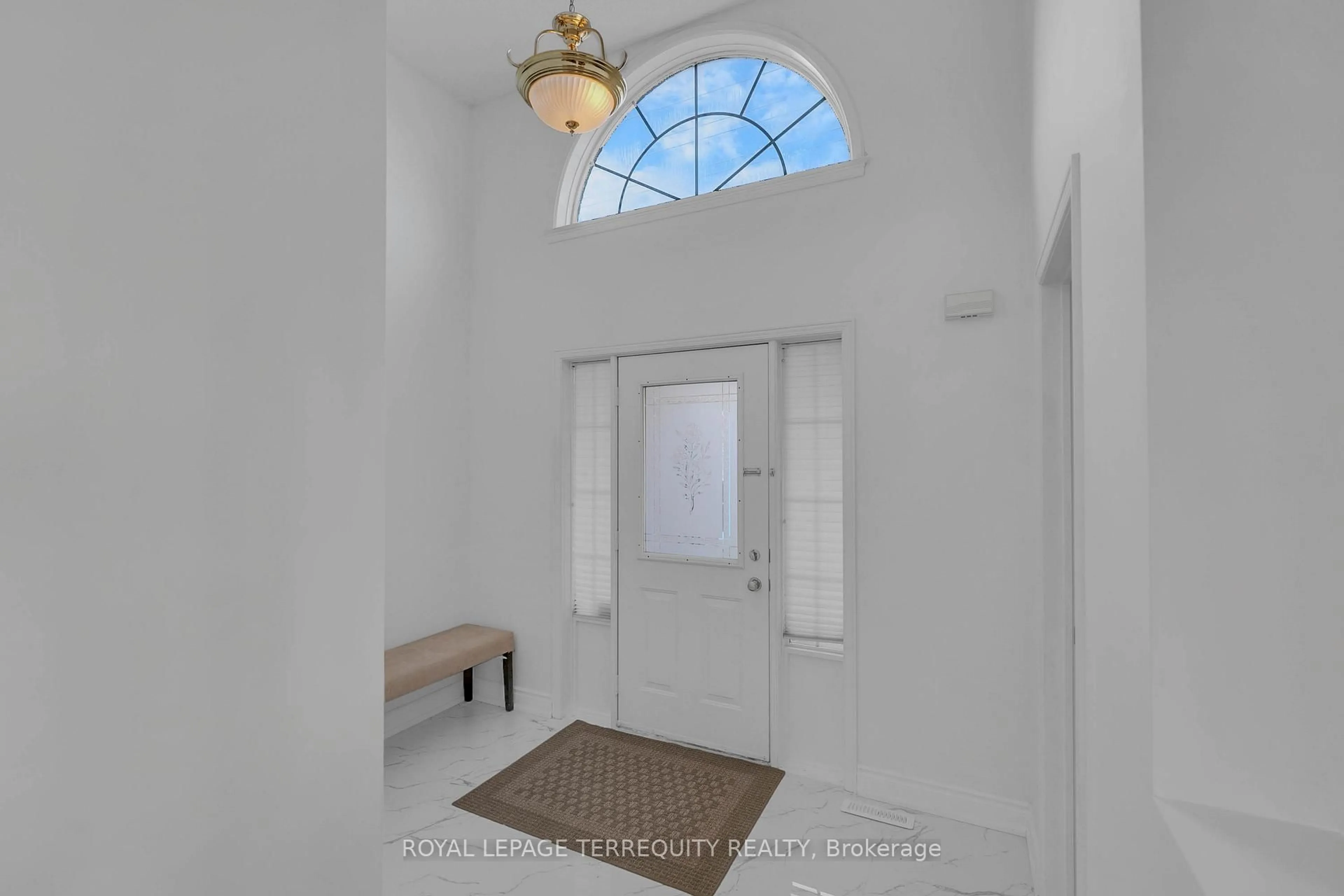Indoor entryway for 112 VANSICKLE Rd, St. Catharines Ontario L2S 3Y6