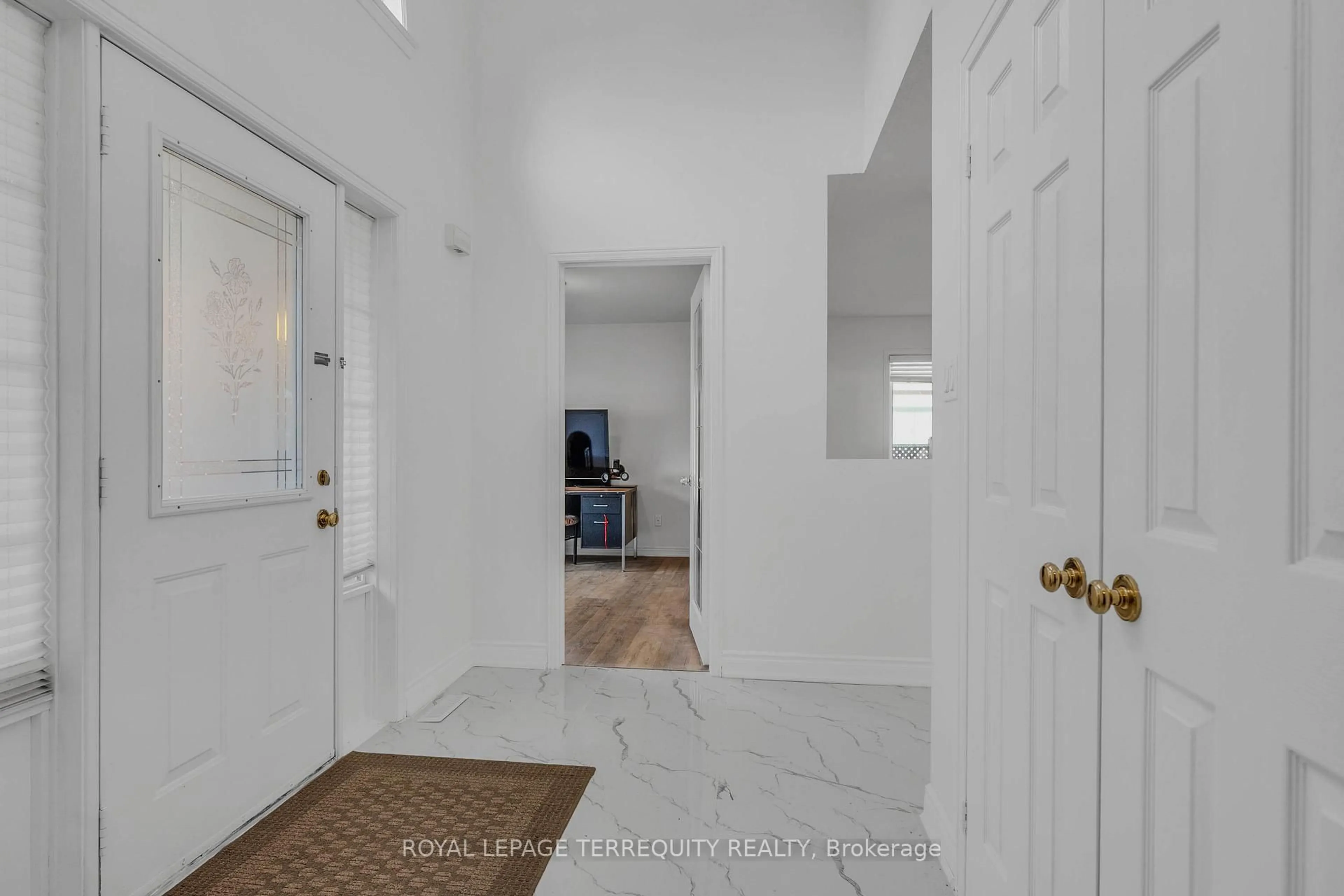 Indoor entryway for 112 VANSICKLE Rd, St. Catharines Ontario L2S 3Y6