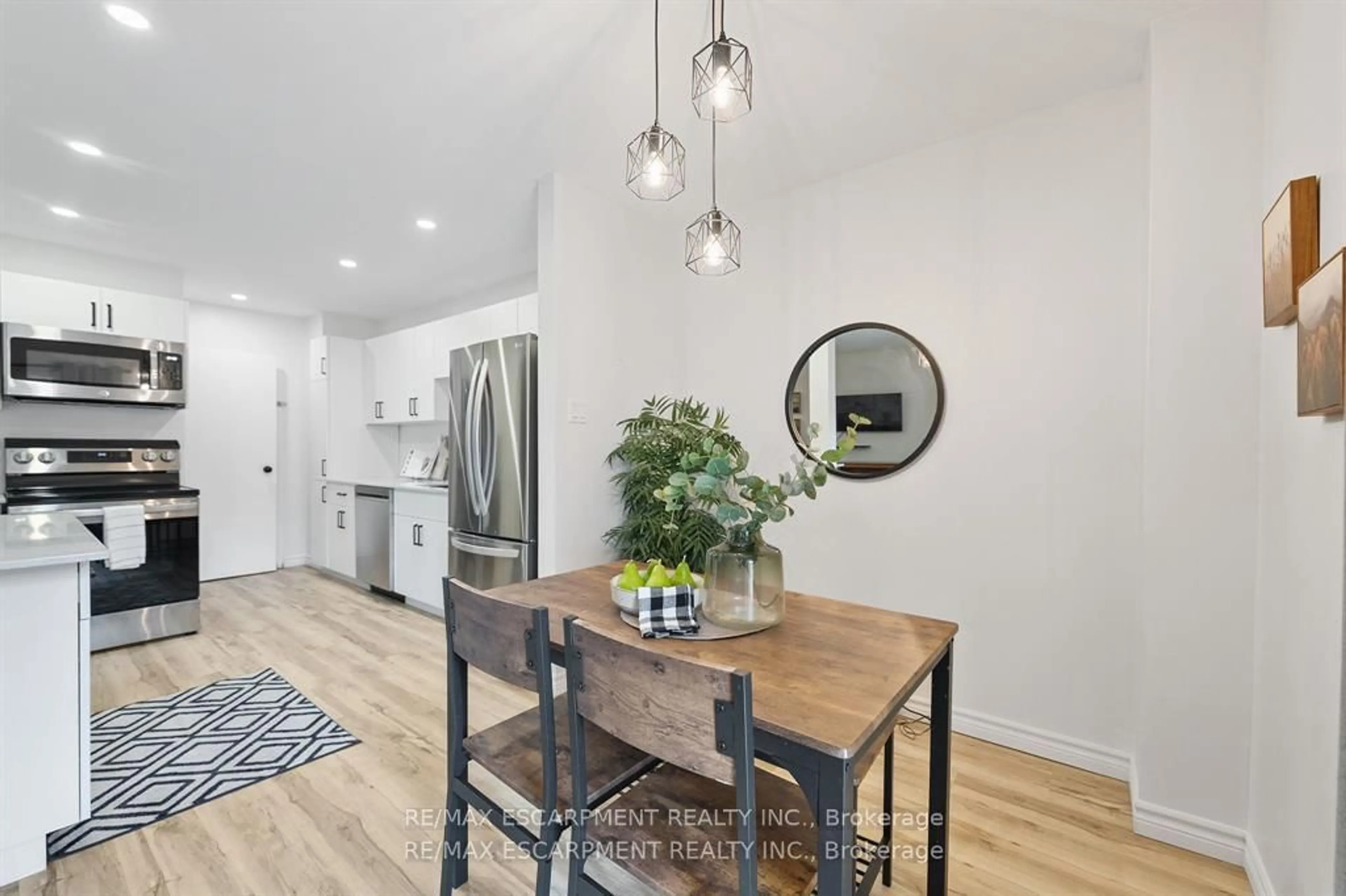 Open concept kitchen, wood/laminate floor for 17 Old Pine Tr #150, St. Catharines Ontario L2M 6P9