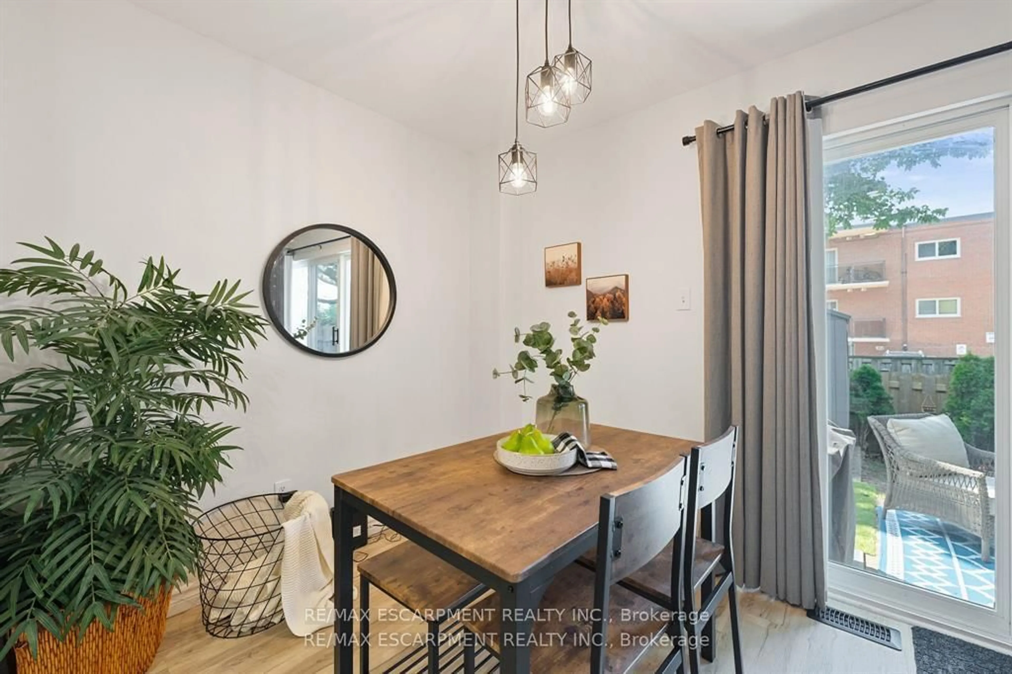 Dining room, unknown for 17 Old Pine Tr #150, St. Catharines Ontario L2M 6P9