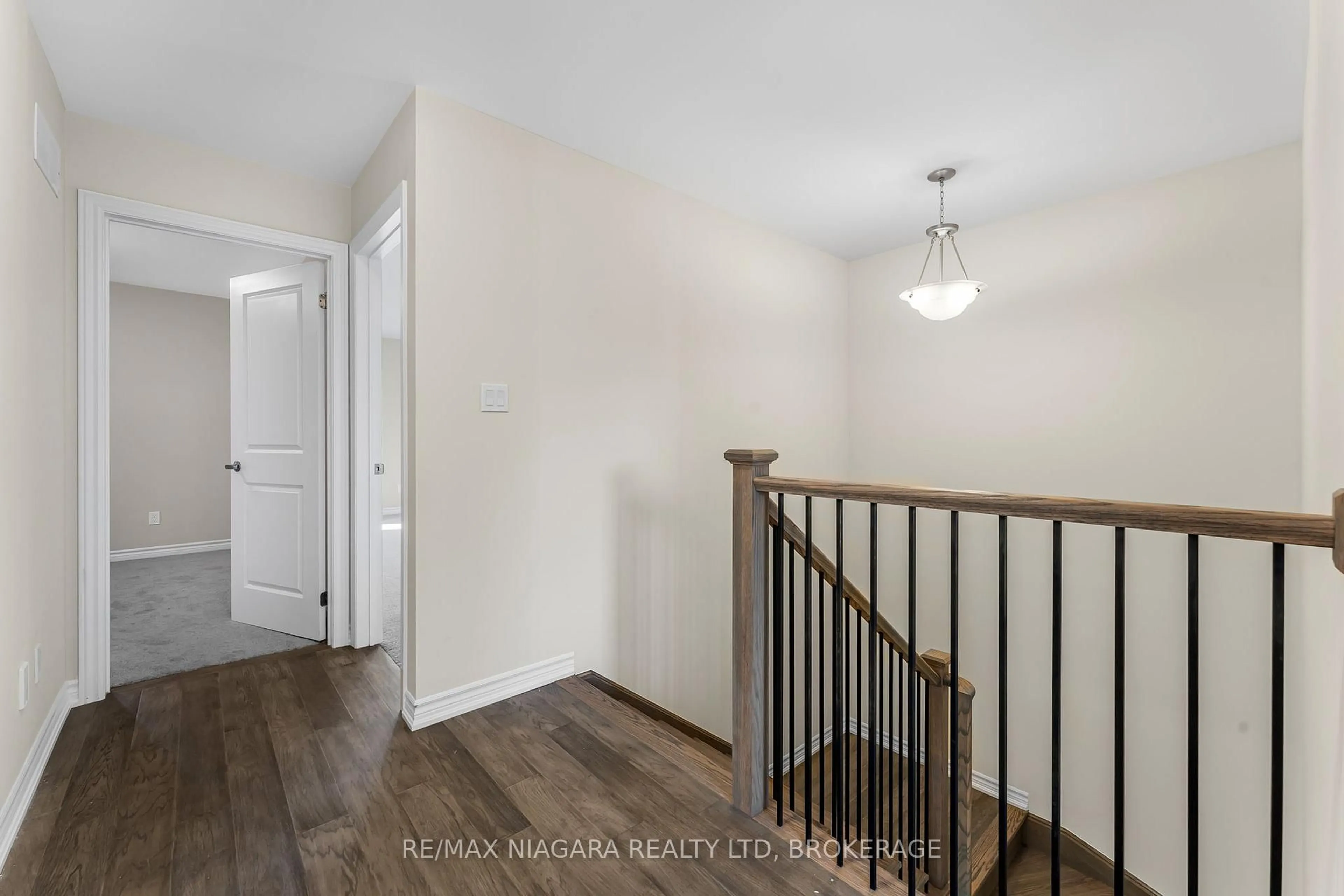 Indoor entryway for 3219 DOMINION Rd, Fort Erie Ontario L0S 1N0