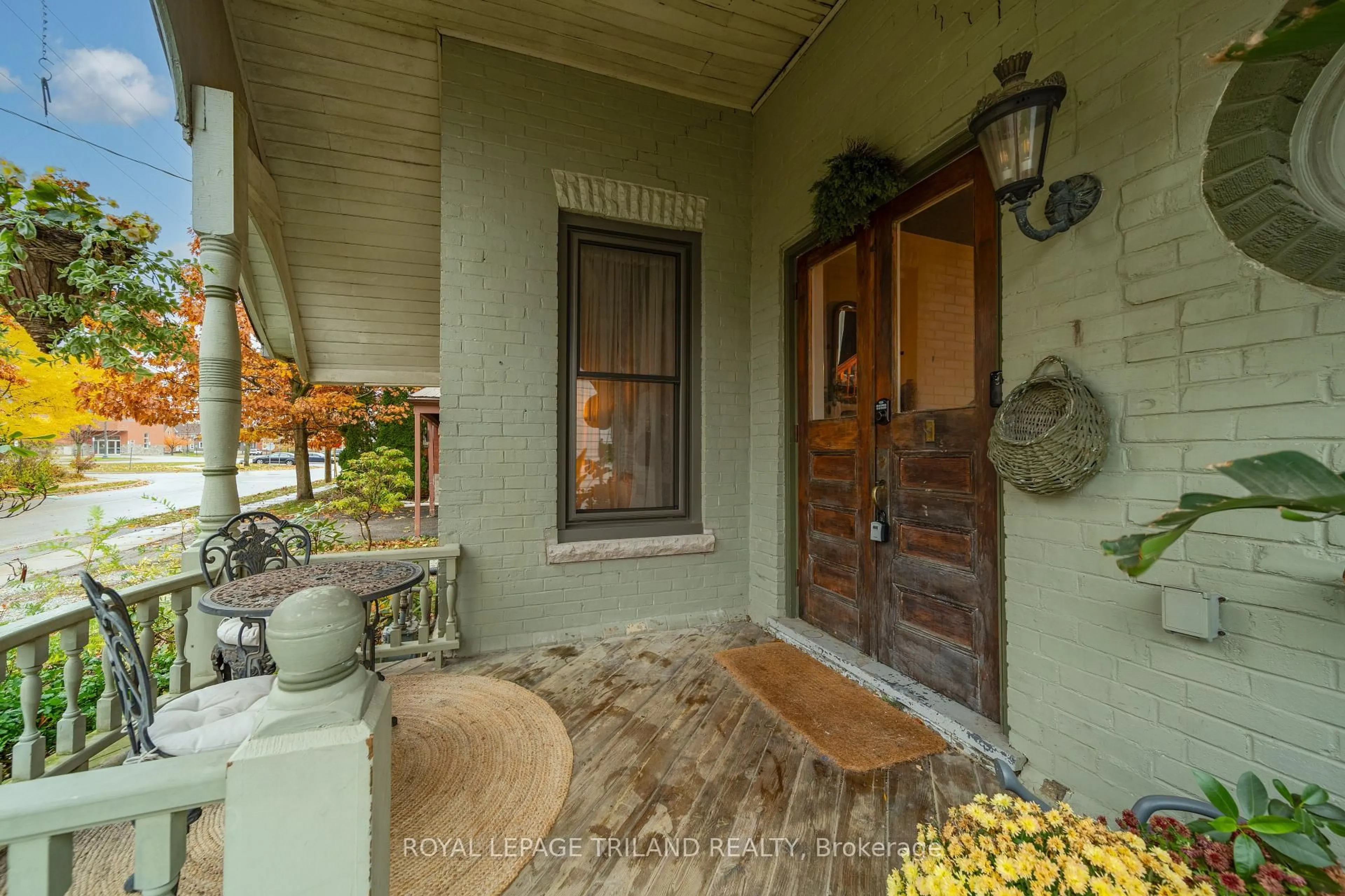 Indoor entryway for 34 Gladstone Ave, St. Thomas Ontario N5R 2L4