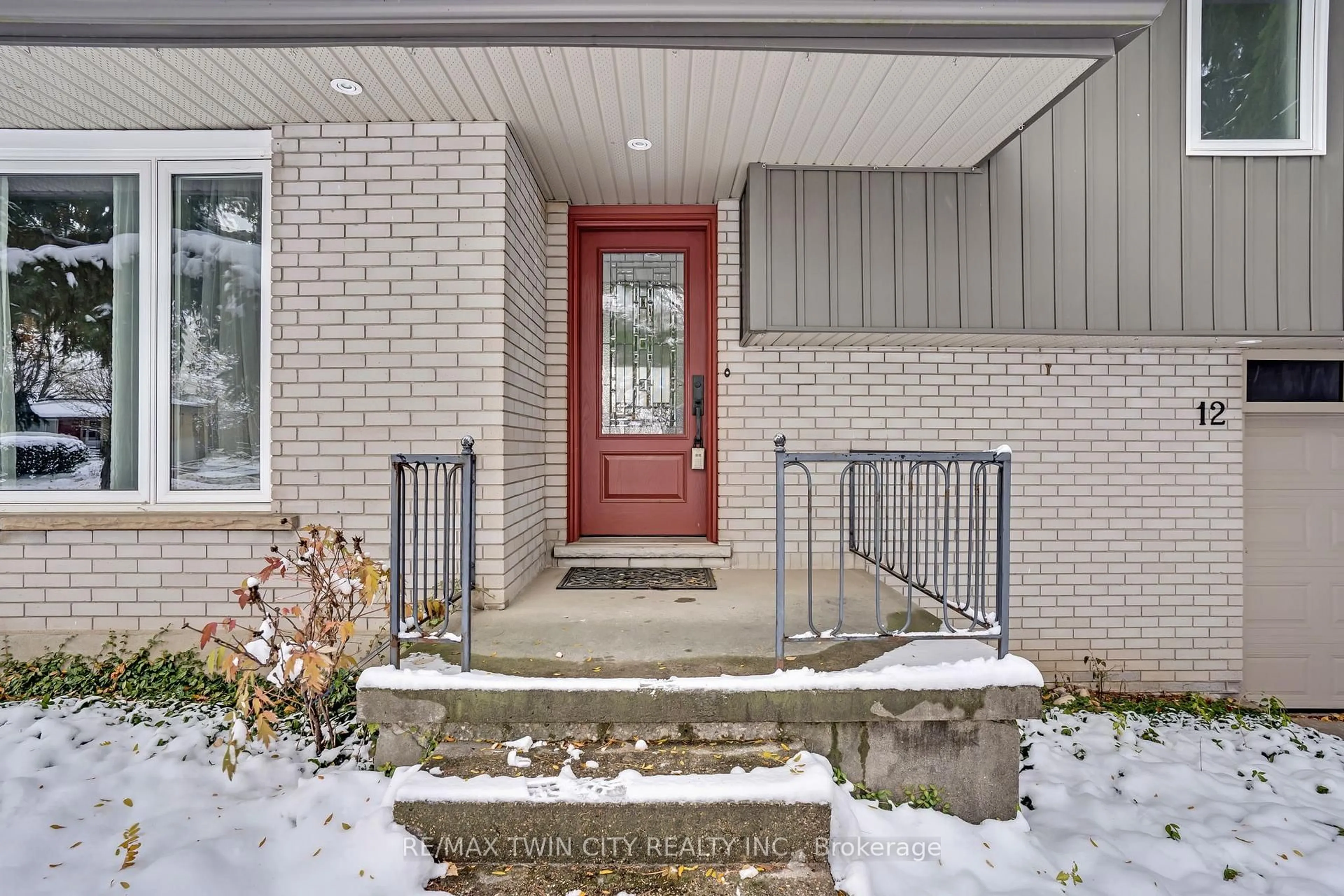 Indoor entryway for 12 Sycamore Pl, Kitchener Ontario N2M 4G1