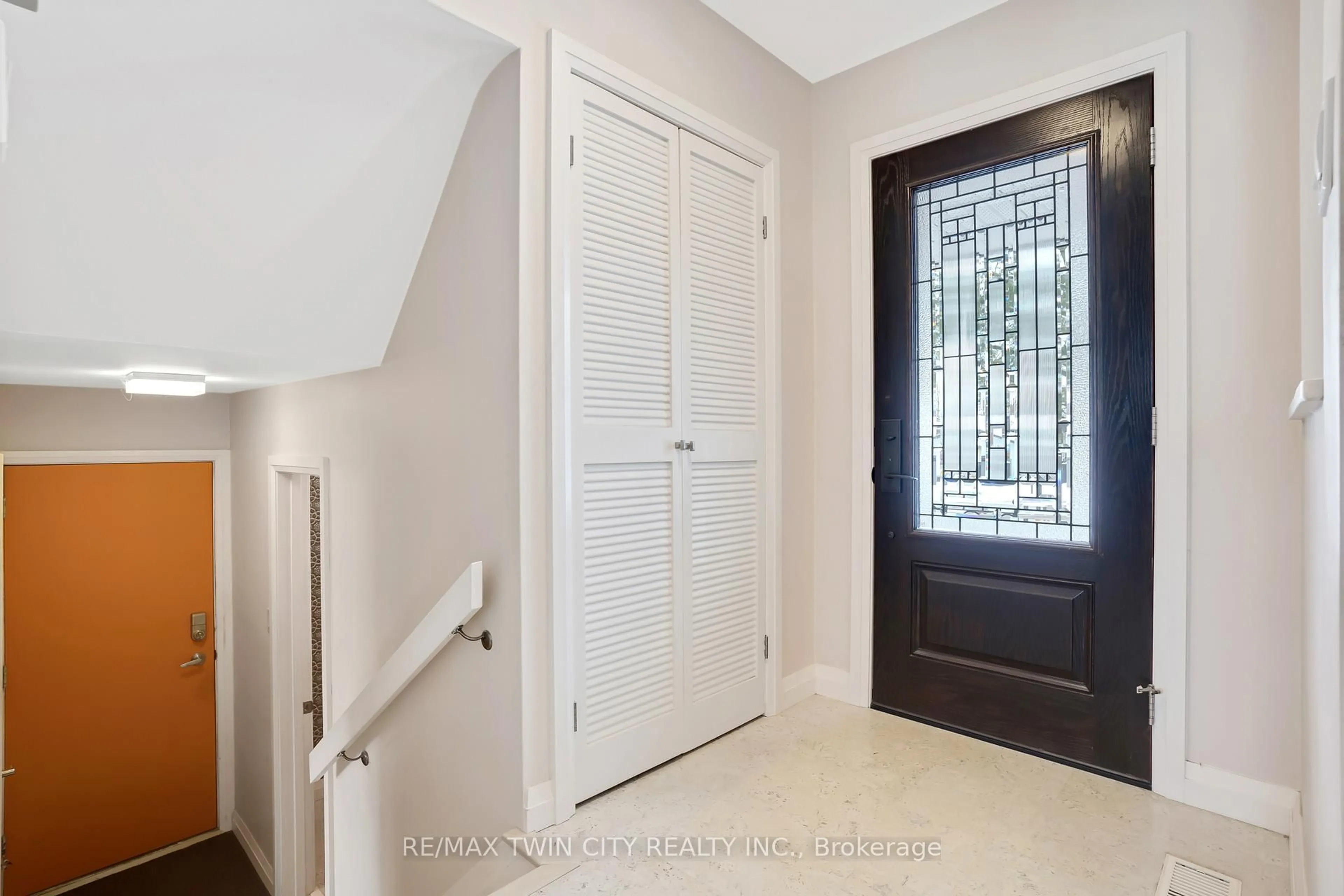 Indoor entryway for 12 Sycamore Pl, Kitchener Ontario N2M 4G1