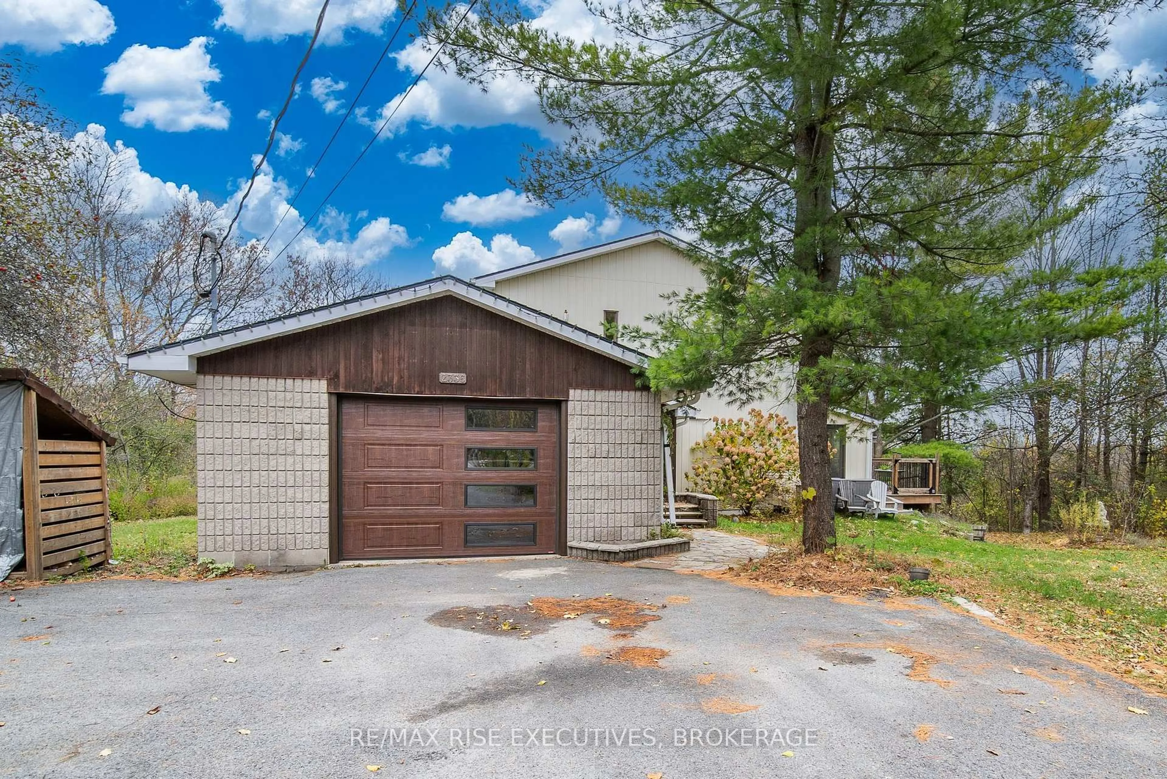 Indoor garage for 2336 Battersea Rd, Kingston Ontario K0H 1S0