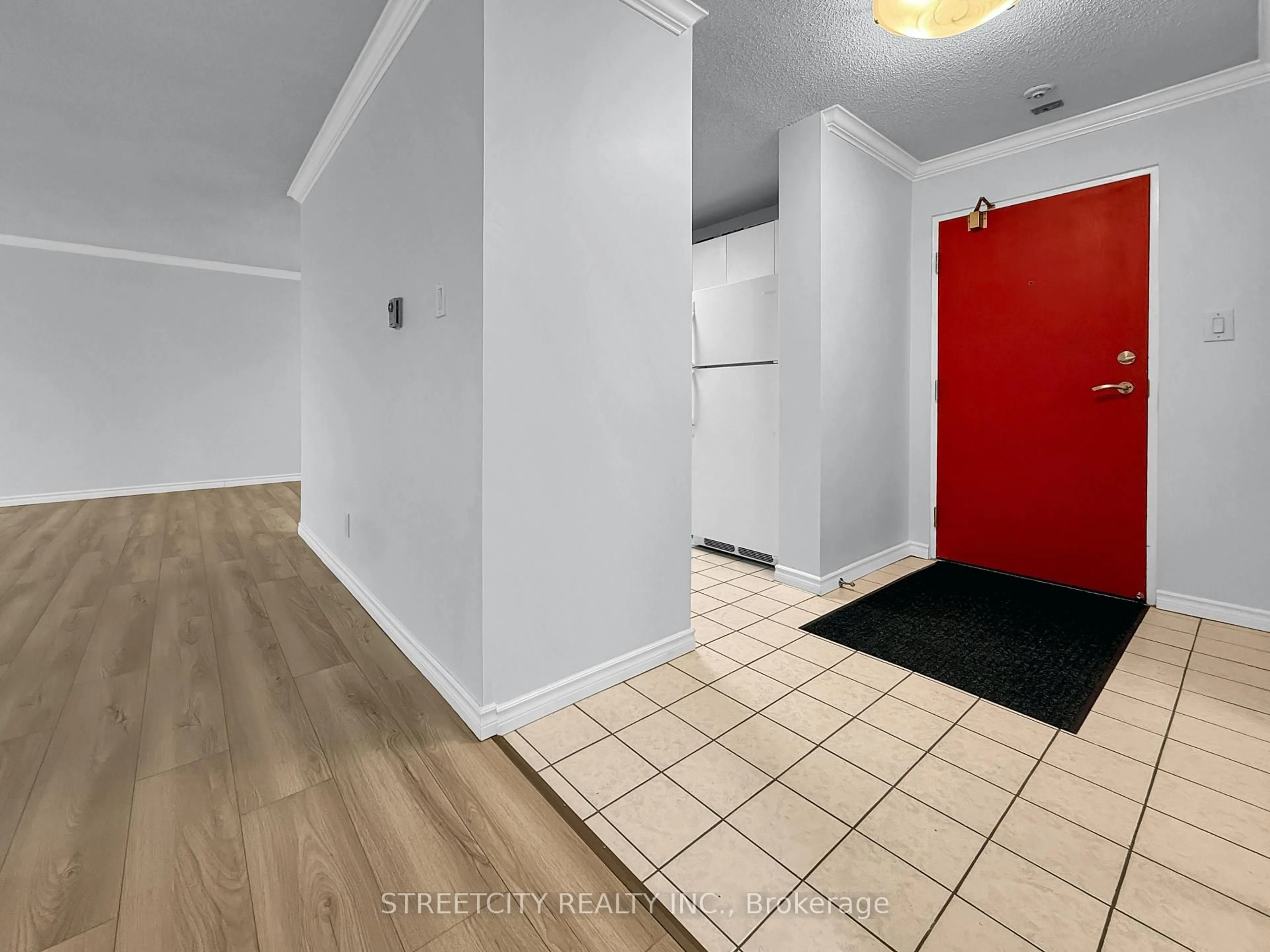 Indoor entryway for 45 Pond Mills Rd #1714, London South Ontario N5Z 4W5