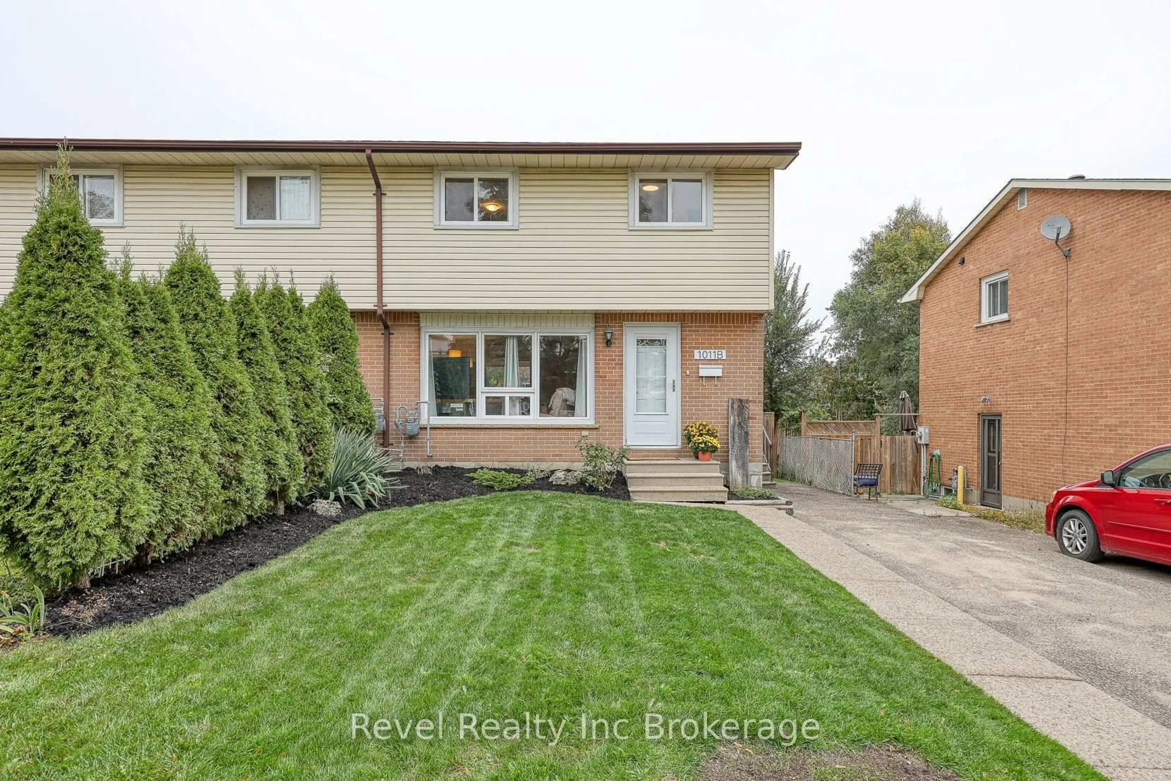 Home with brick exterior material, street for 1011B Vanier Ave, Woodstock Ontario N4S 4K5