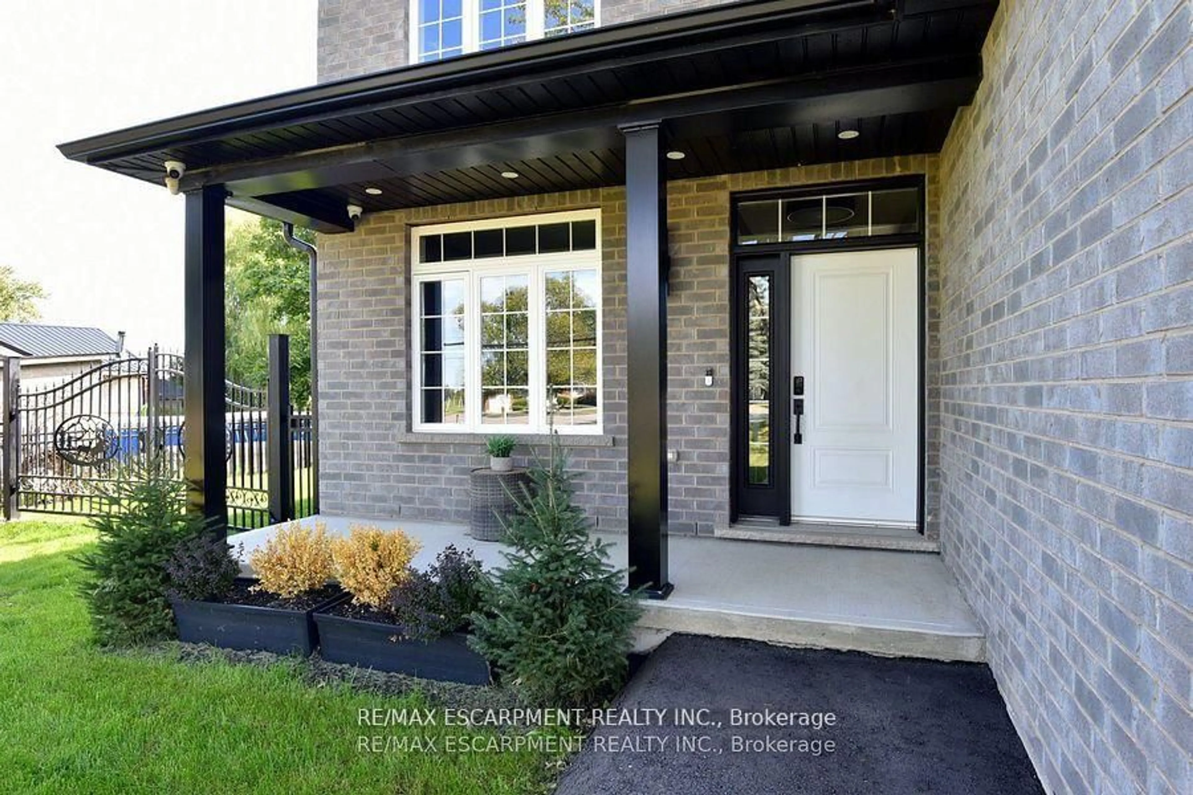 Indoor entryway for 796 Highway 6, Haldimand Ontario N3W 1M8