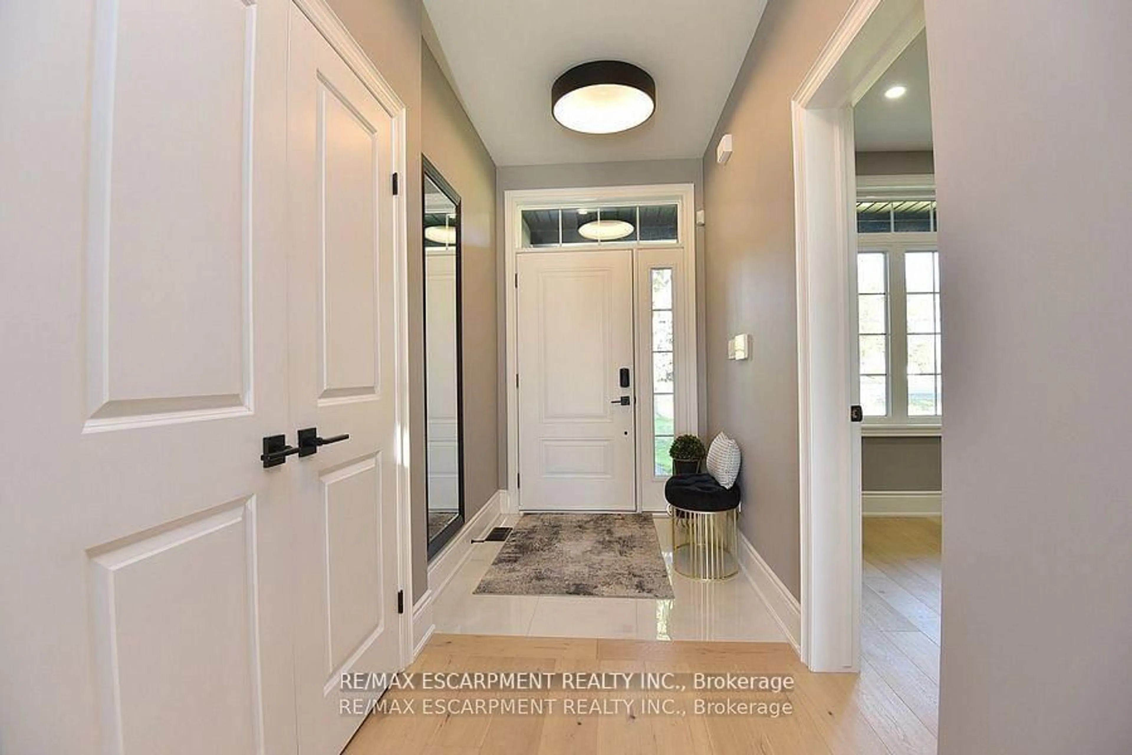 Indoor entryway for 796 Highway 6, Haldimand Ontario N3W 1M8