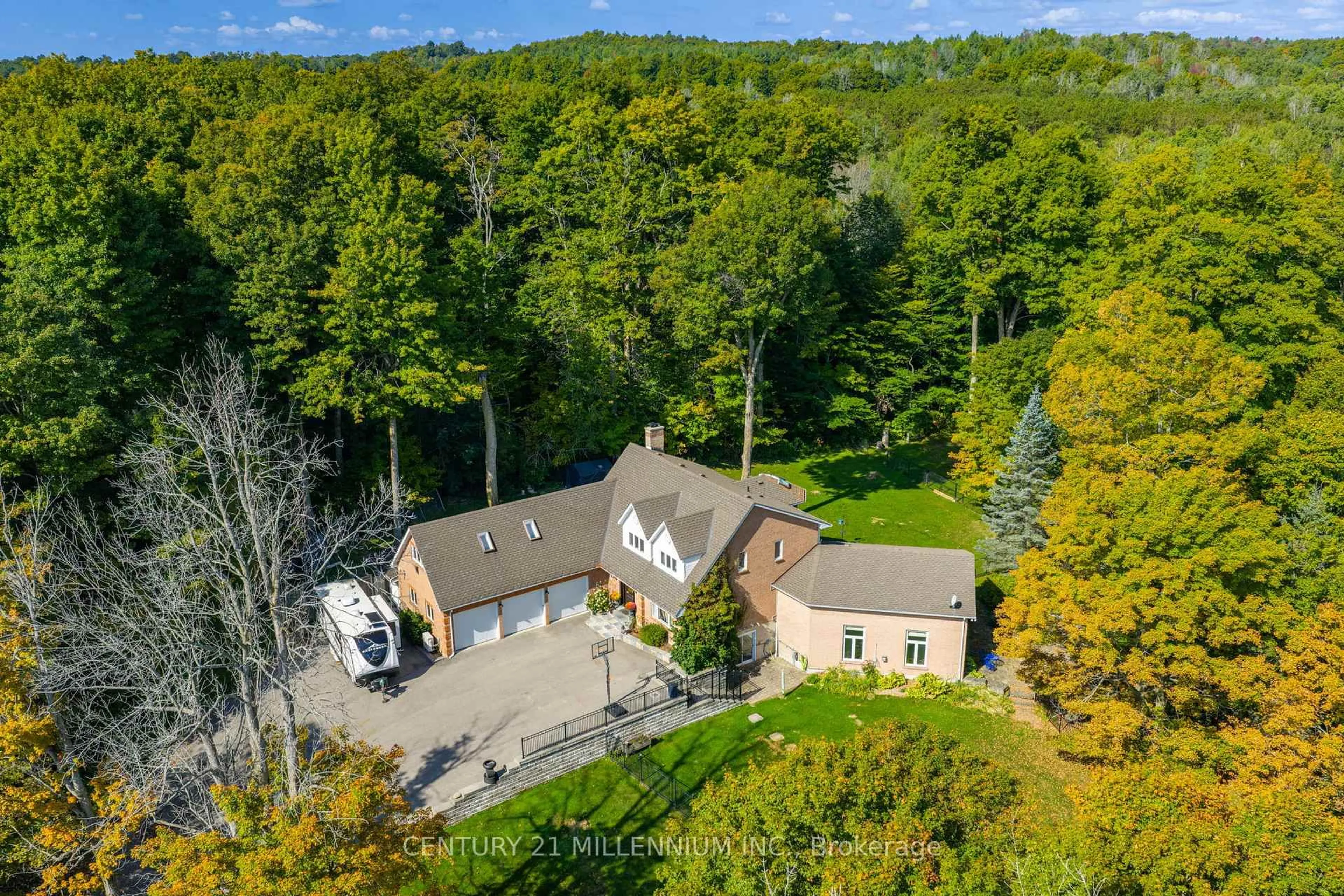 A pic from outside/outdoor area/front of a property/back of a property/a pic from drone, unknown for 7 Erinwood Dr, Erin Ontario N0B 1T0