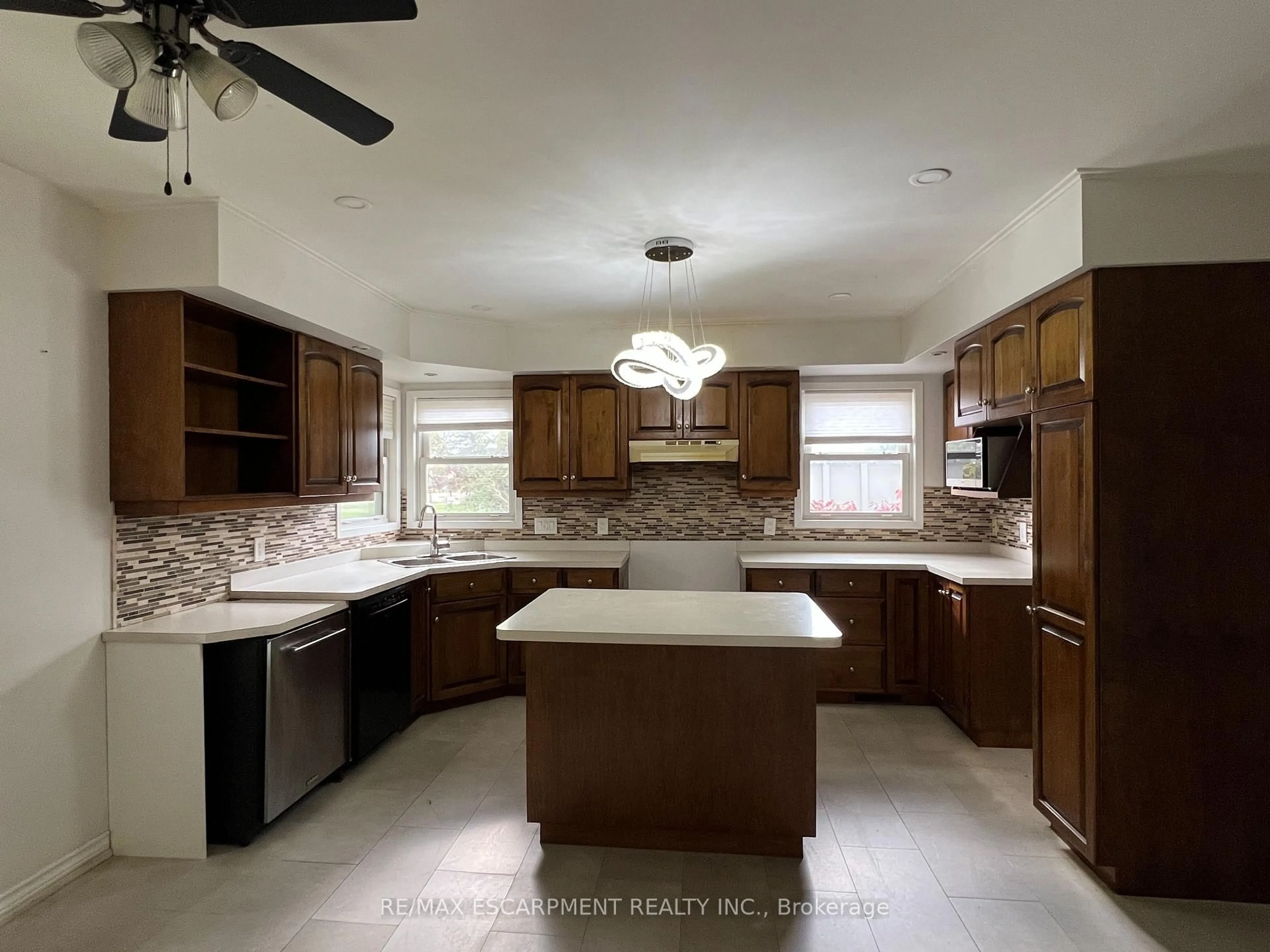 Open concept kitchen, ceramic/tile floor for 797 Highway 6, Haldimand Ontario N3W 1M5