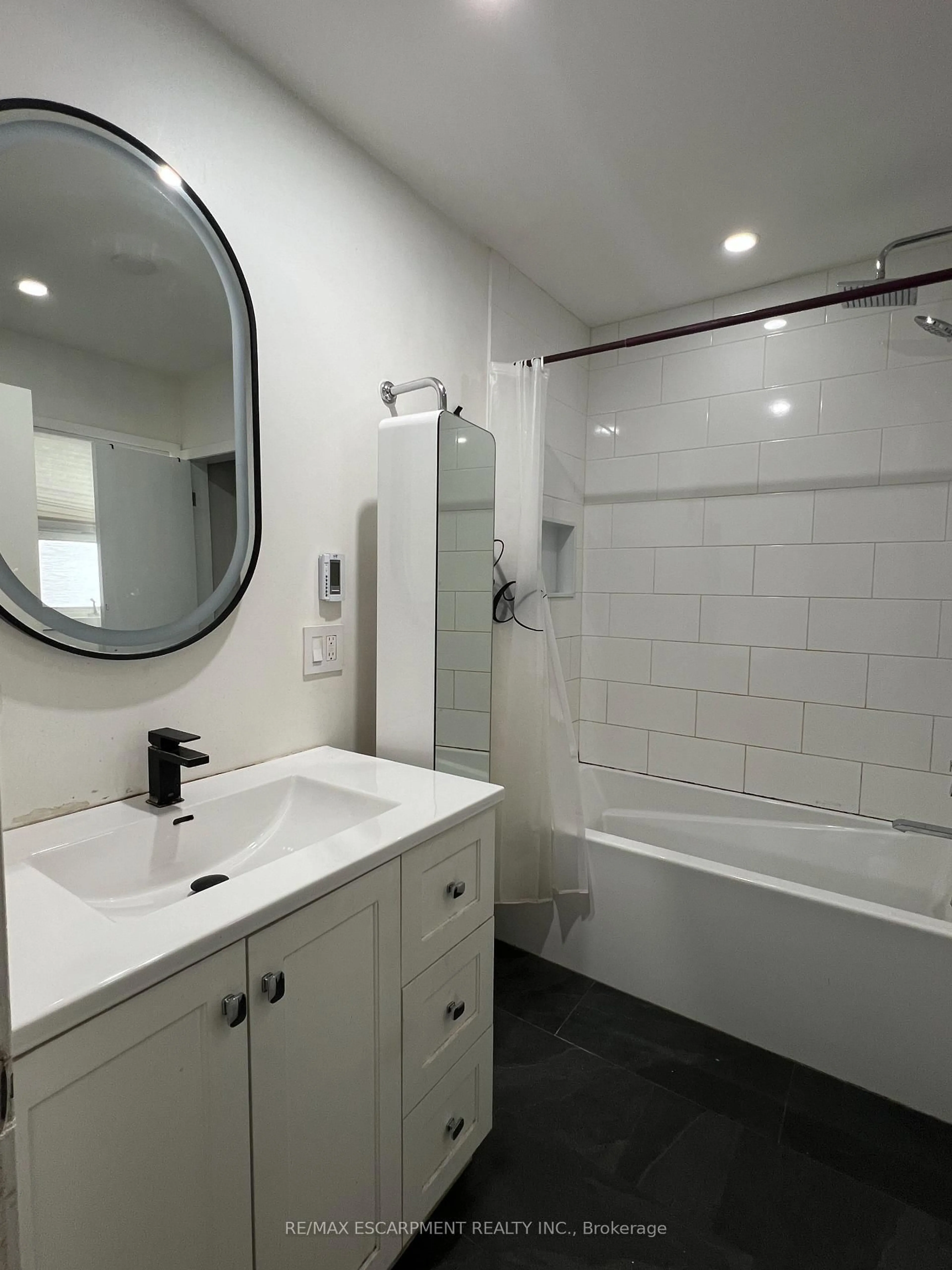 Standard bathroom, ceramic/tile floor for 797 Highway 6, Haldimand Ontario N3W 1M5