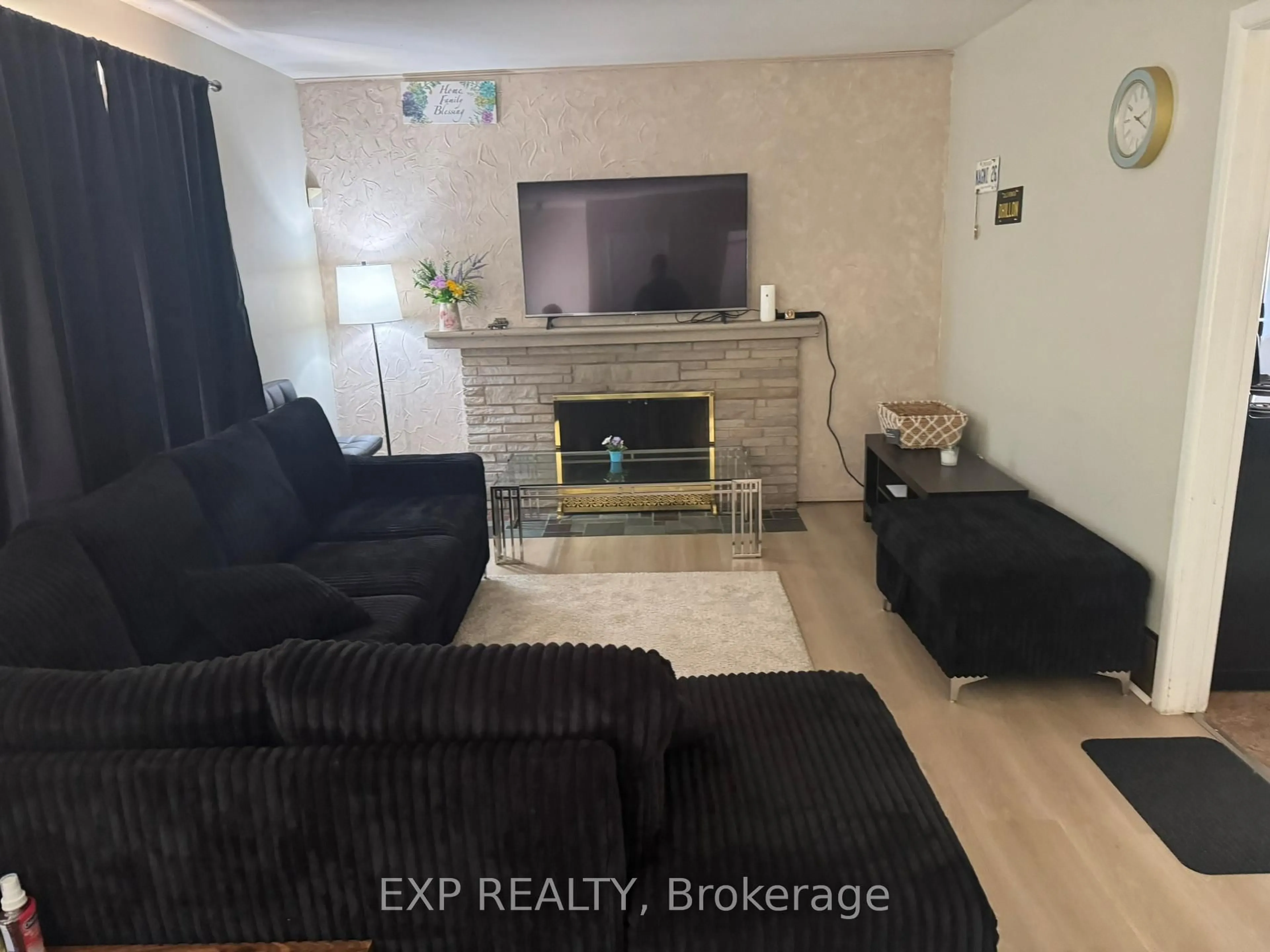 Living room with furniture, unknown for 53 Madeira Dr, London East Ontario N5V 2M3