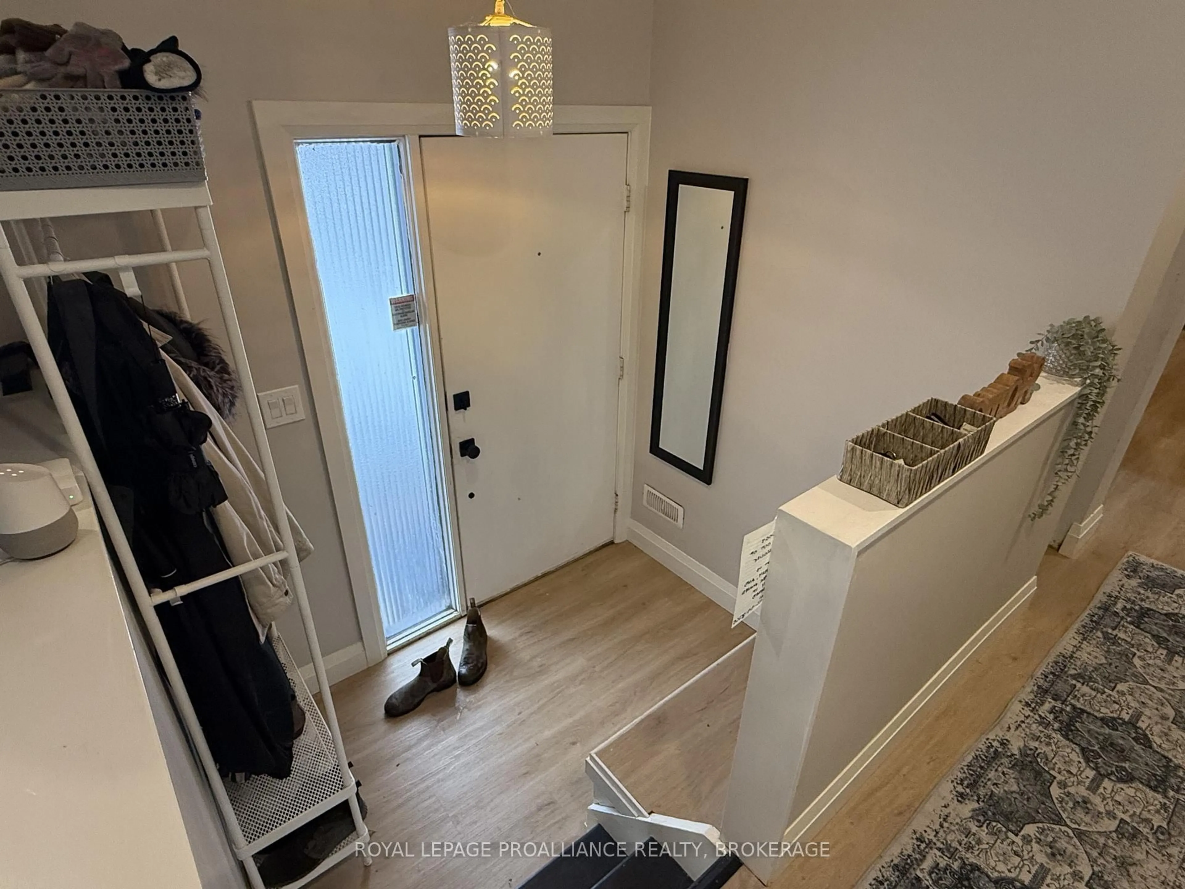 Indoor entryway for 1000 Bourne Cres, Kingston Ontario K7M 6N4