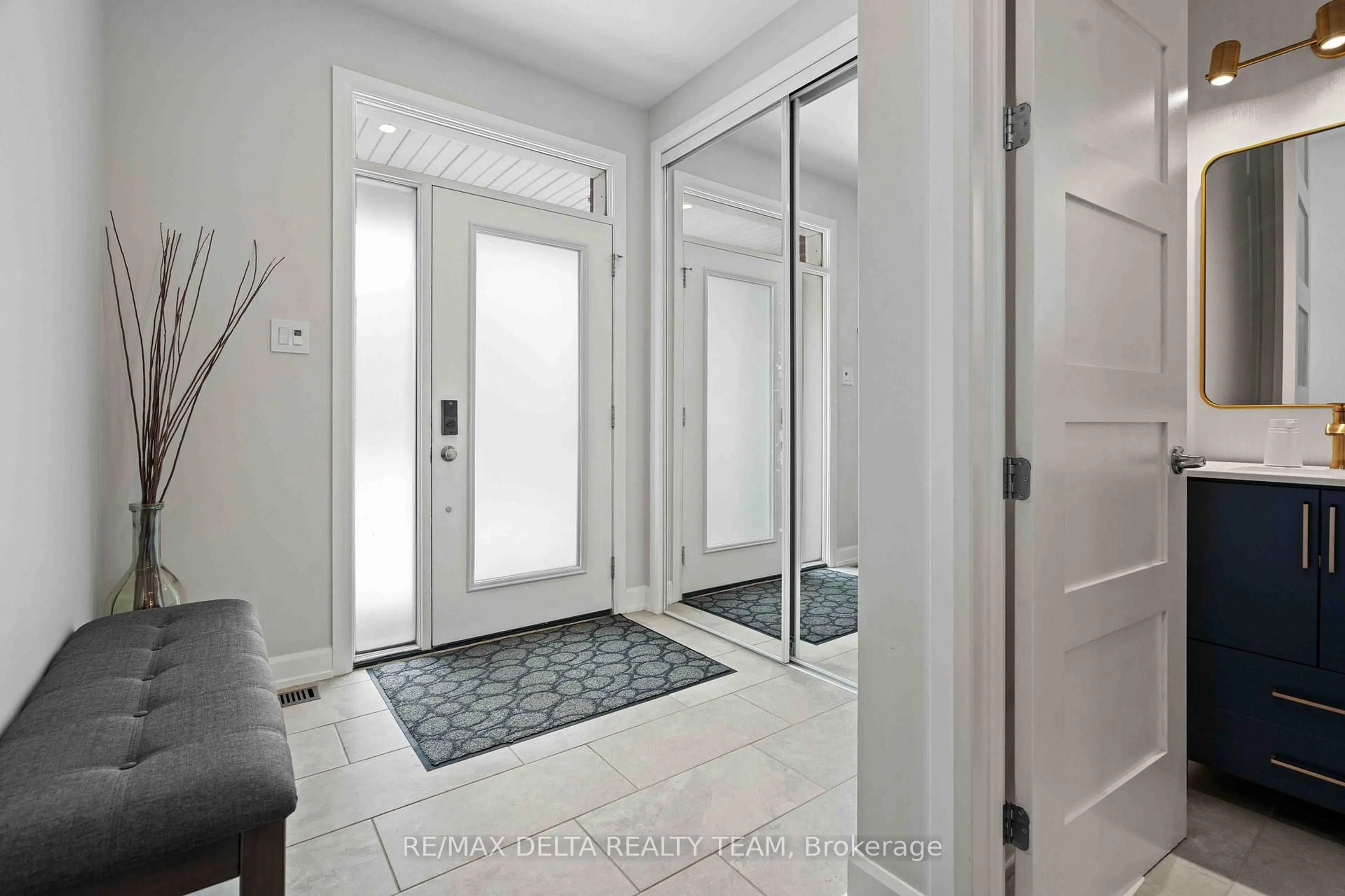 Indoor entryway for 58 HACKAMORE Cres, Richmond Ontario K0A 2Z0