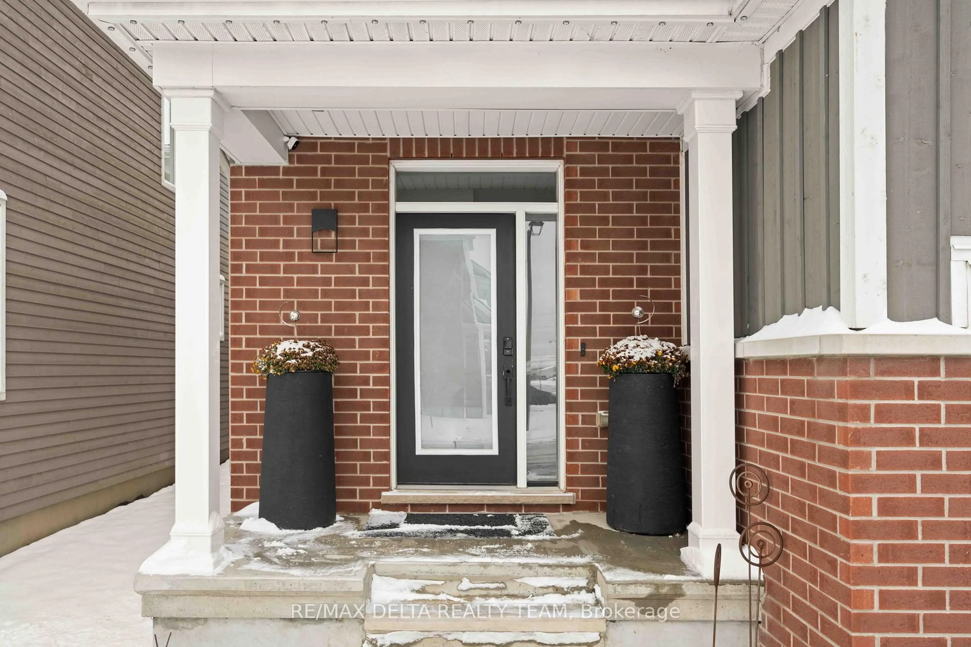 Indoor entryway for 58 HACKAMORE Cres, Richmond Ontario K0A 2Z0