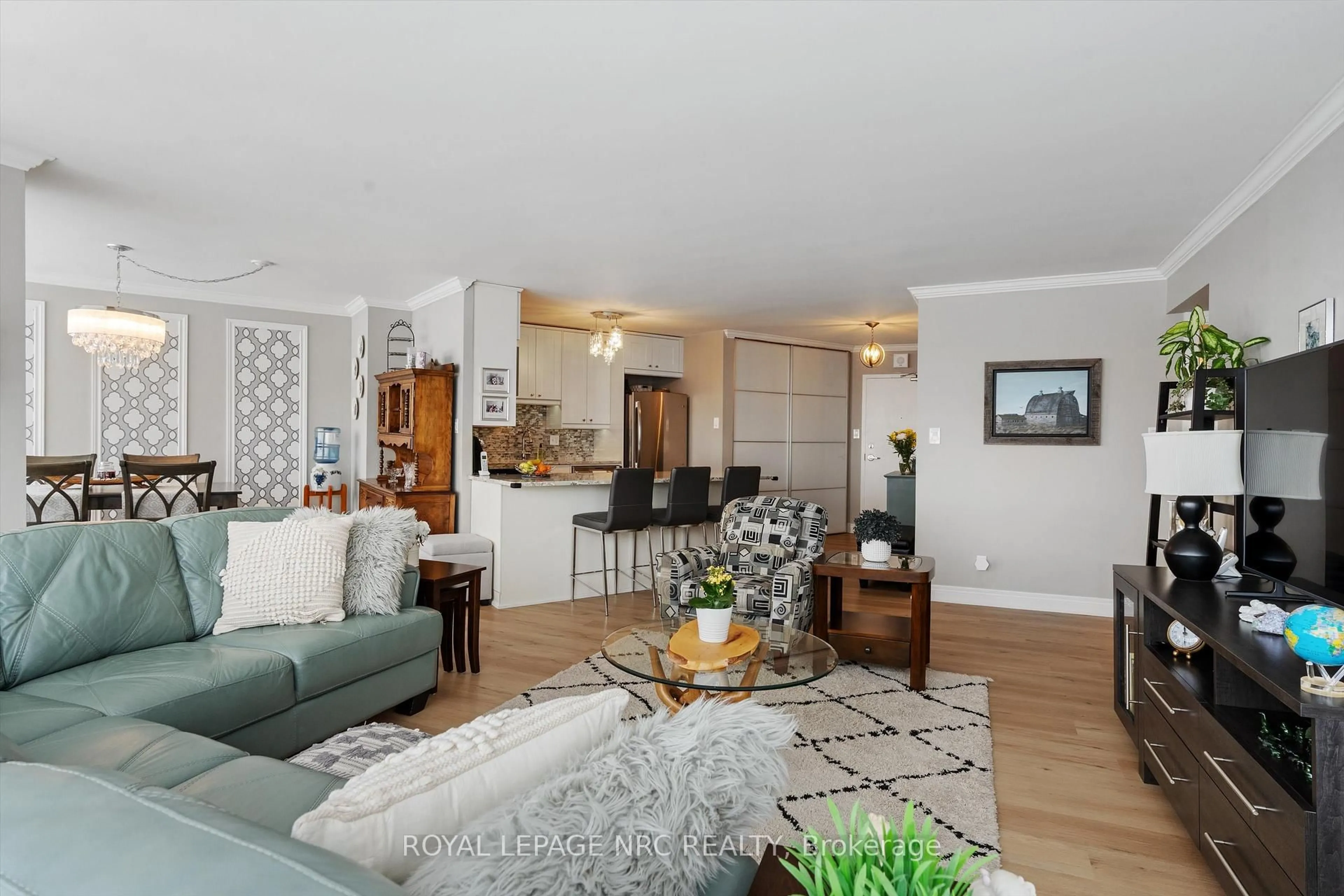 Living room with furniture, unknown for 7 Gale Cres #901, St. Catharines Ontario L2R 7M8