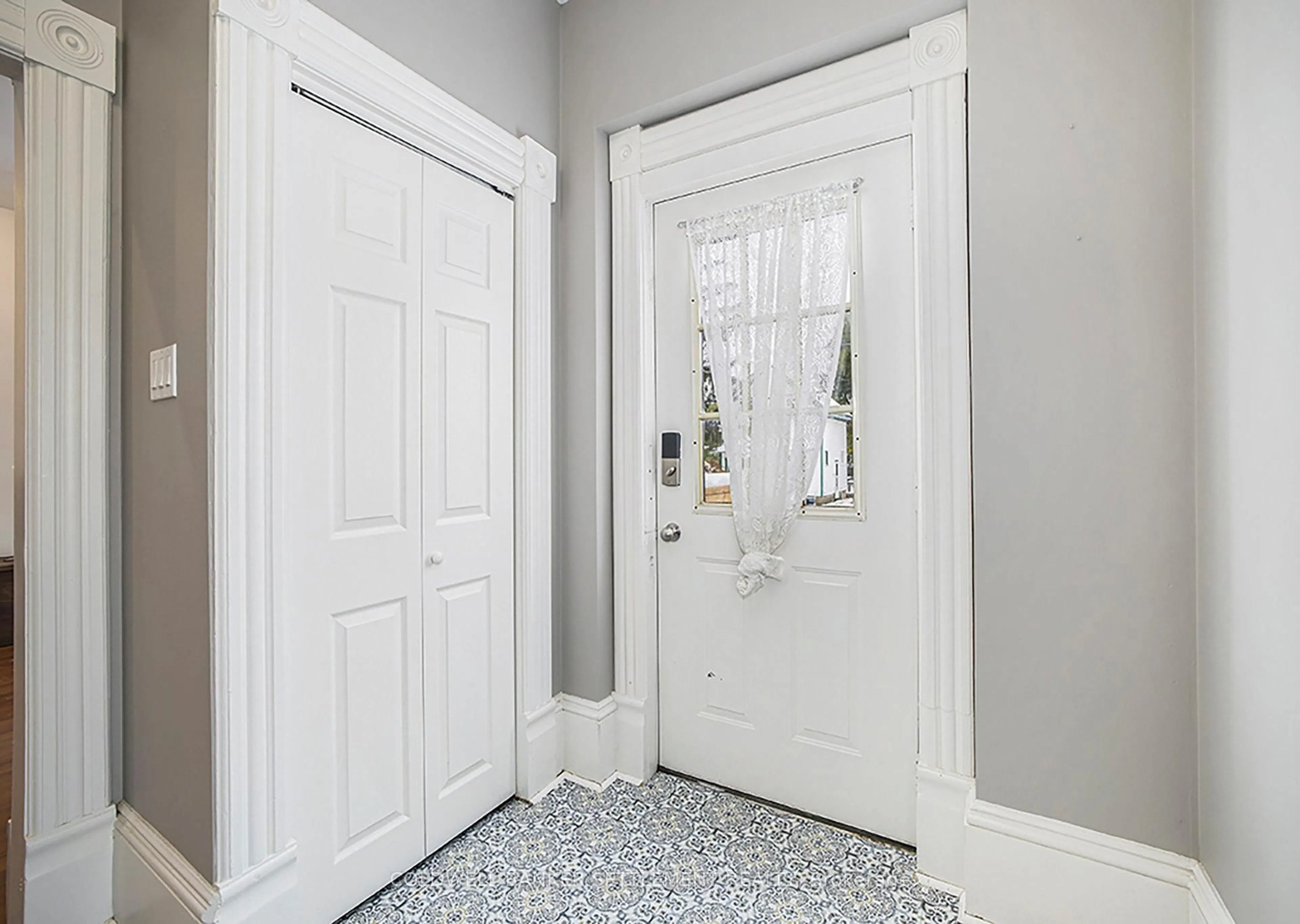 Indoor entryway for 50 Abel St, Smiths Falls Ontario K7A 4M3