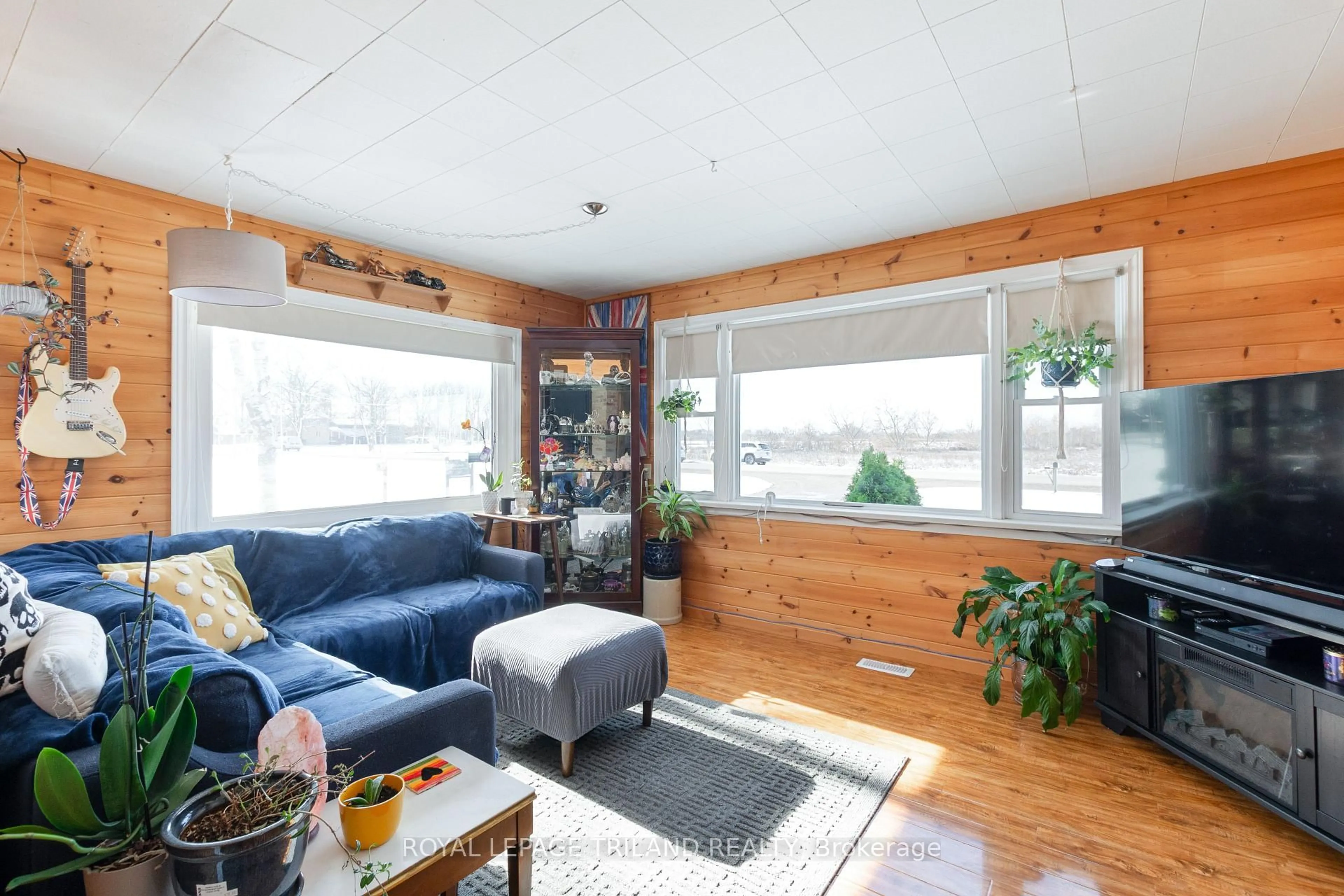 Living room with furniture, wood/laminate floor for 9664 Belmont Rd, Central Elgin Ontario N5P 3S7