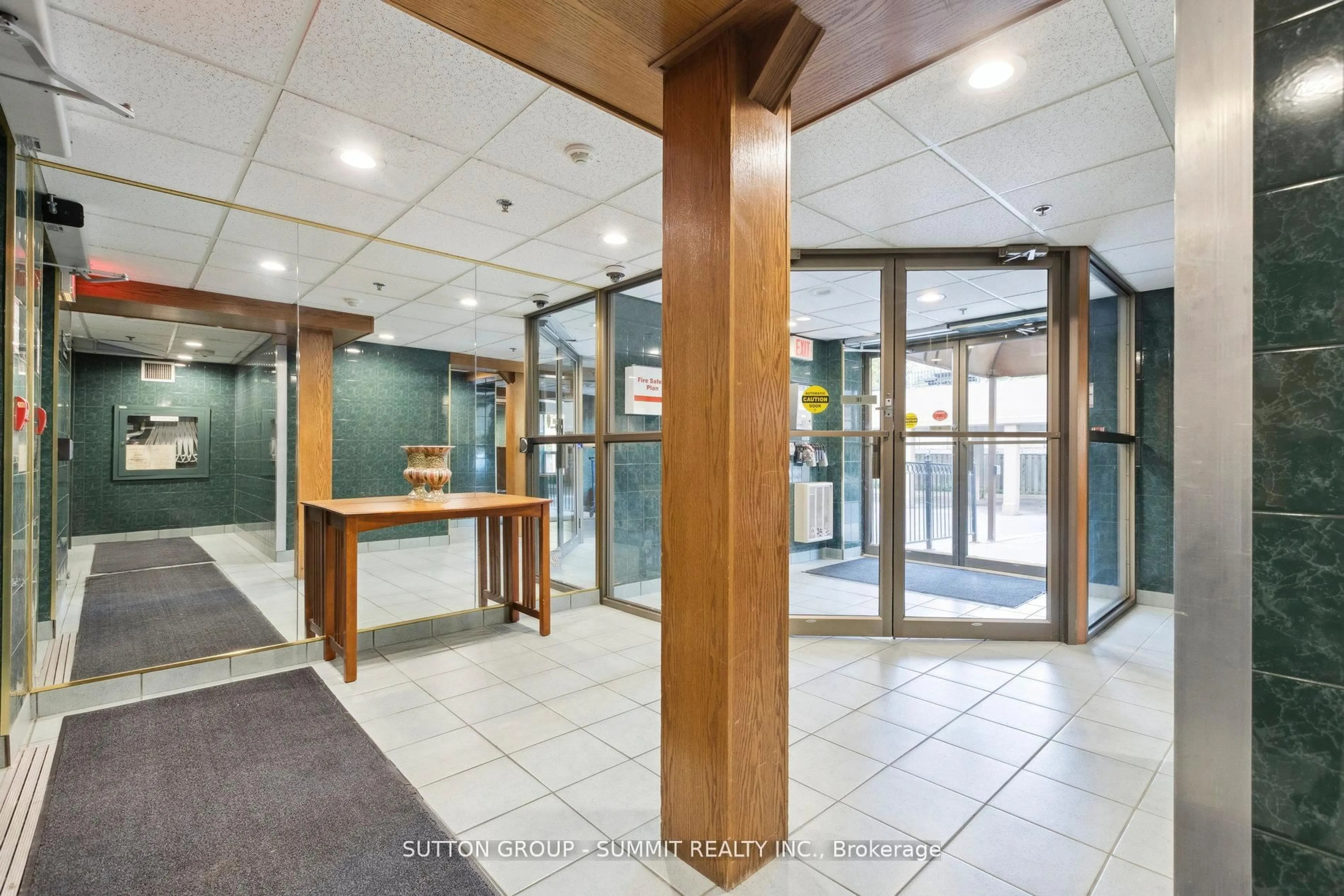 Indoor foyer for 281 Bristol St #401, Guelph Ontario N1H 8J3