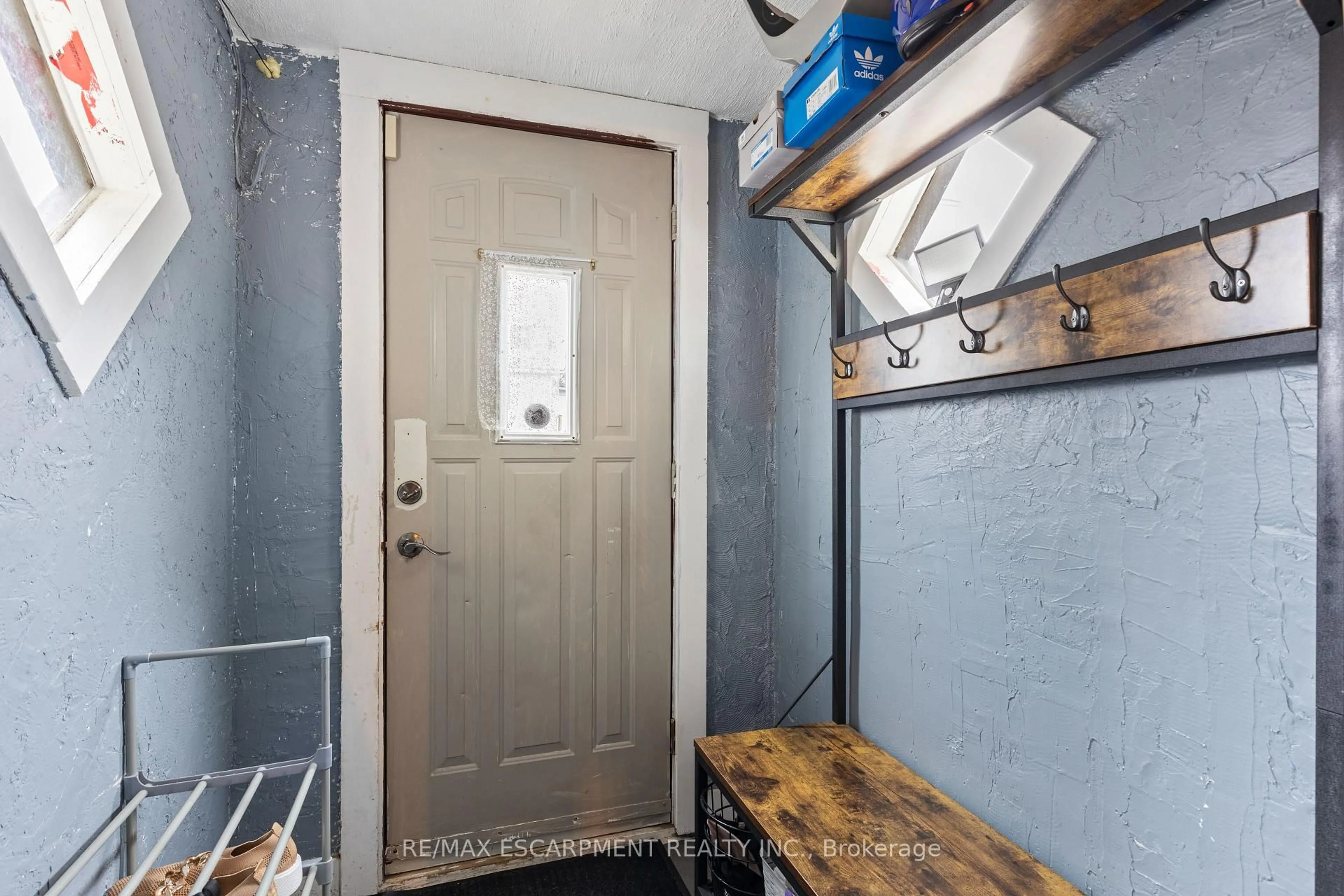 Indoor entryway for 4774 Saint Clair Ave, Niagara Falls Ontario L2E 3T1