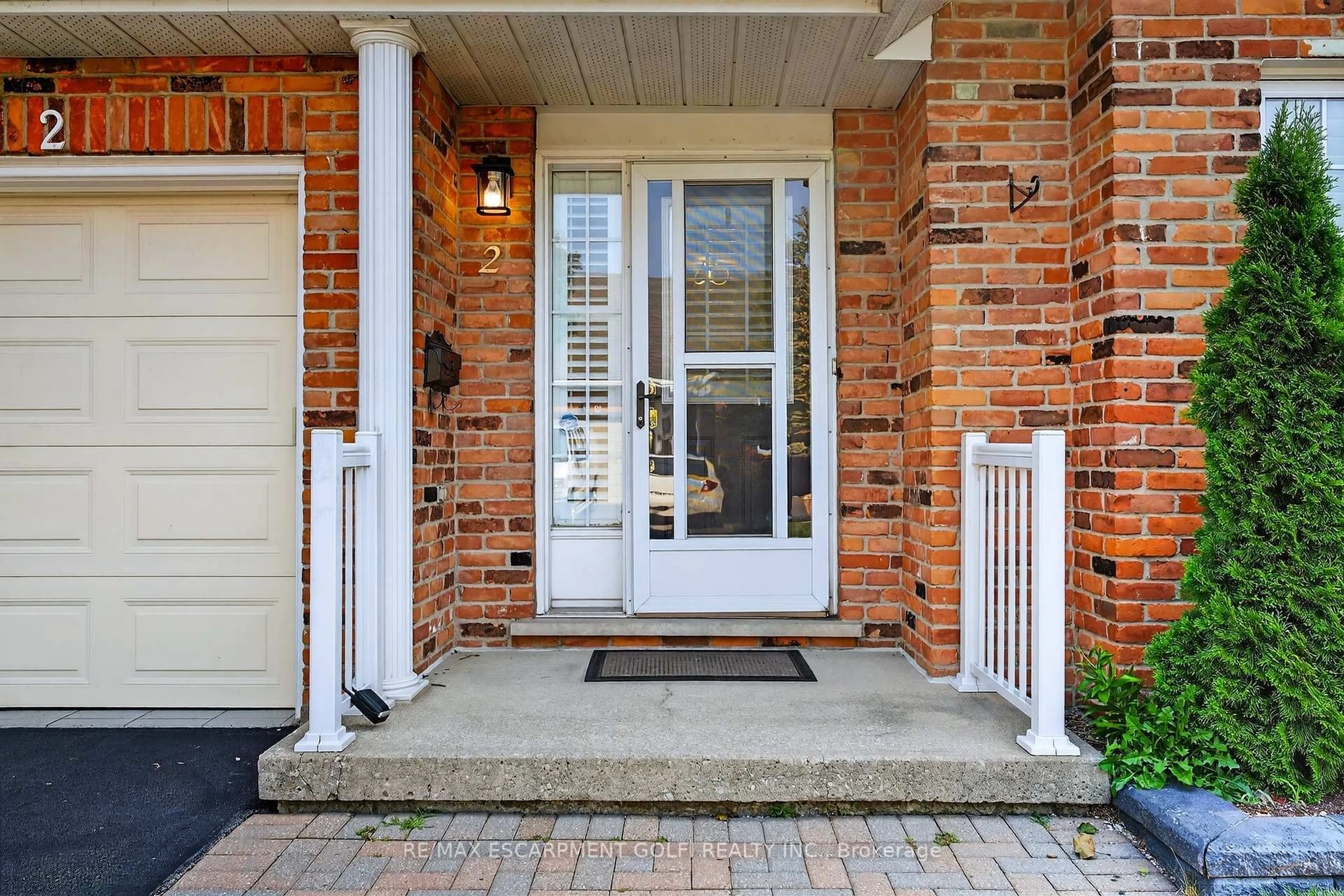 Indoor entryway for 810 Golf Links Rd #2, Hamilton Ontario L9K 1J7