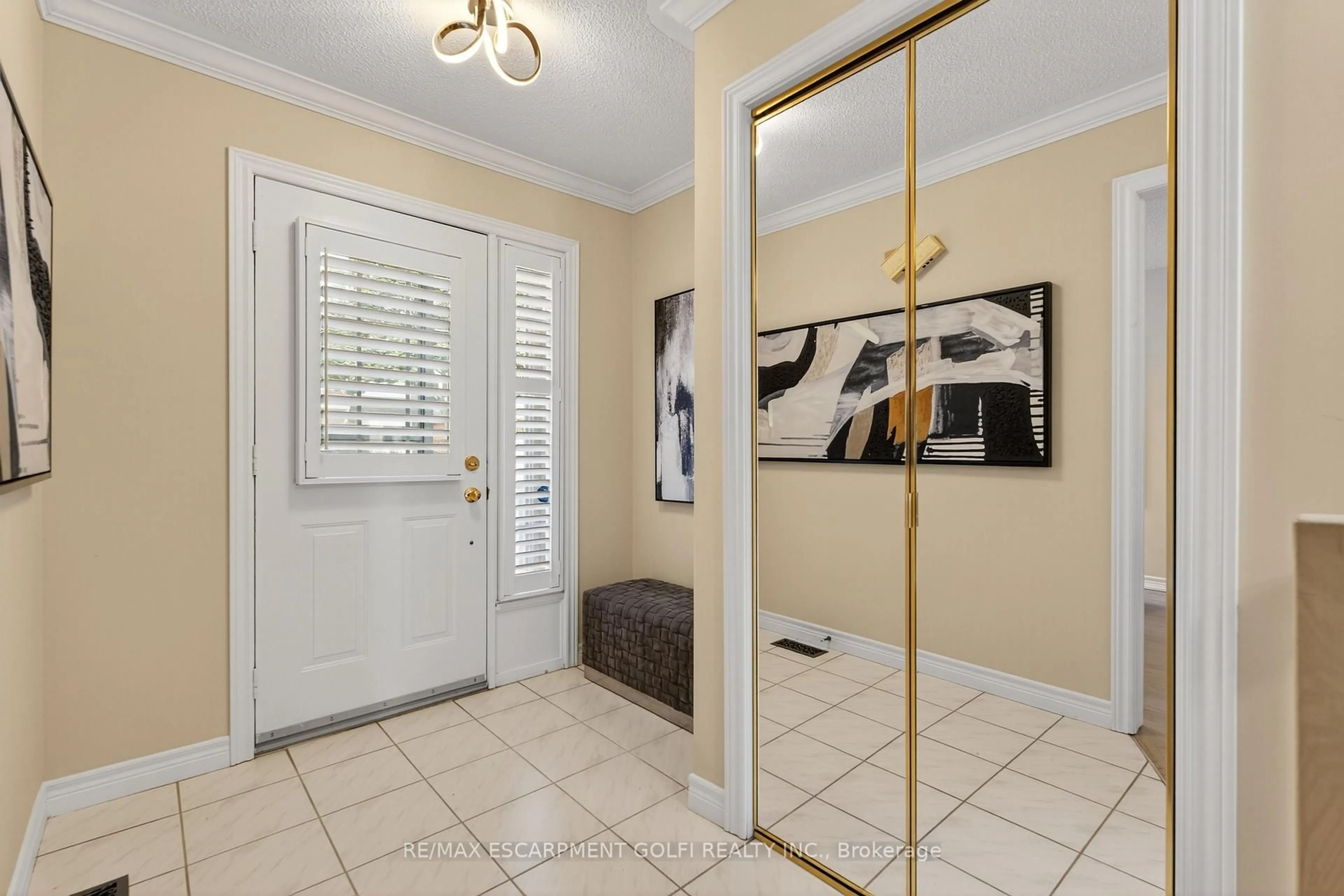 Indoor entryway for 810 Golf Links Rd #2, Hamilton Ontario L9K 1J7