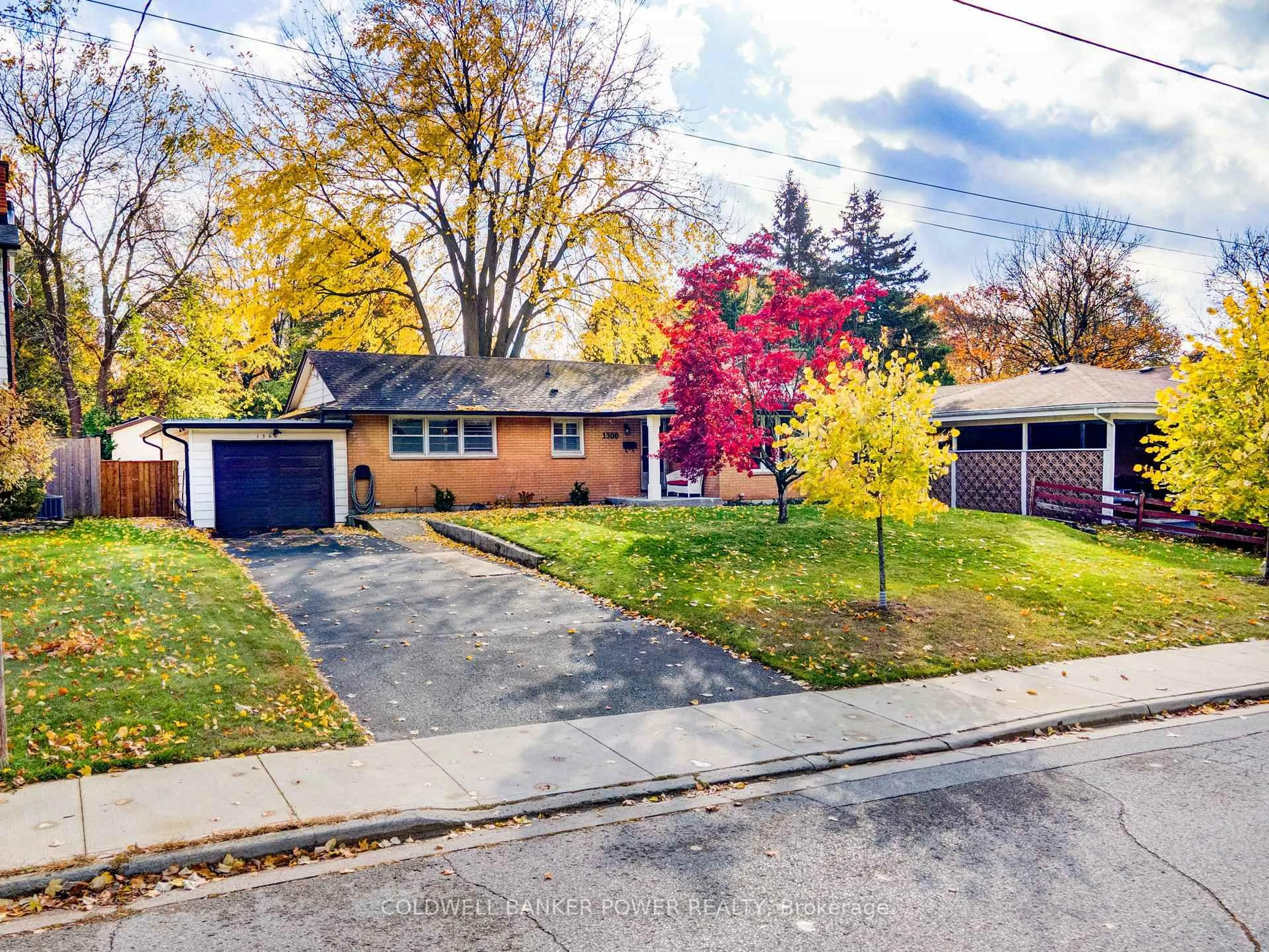 A pic from outside/outdoor area/front of a property/back of a property/a pic from drone, street for 1300 Wayne Rd, London South Ontario N6K 2G7