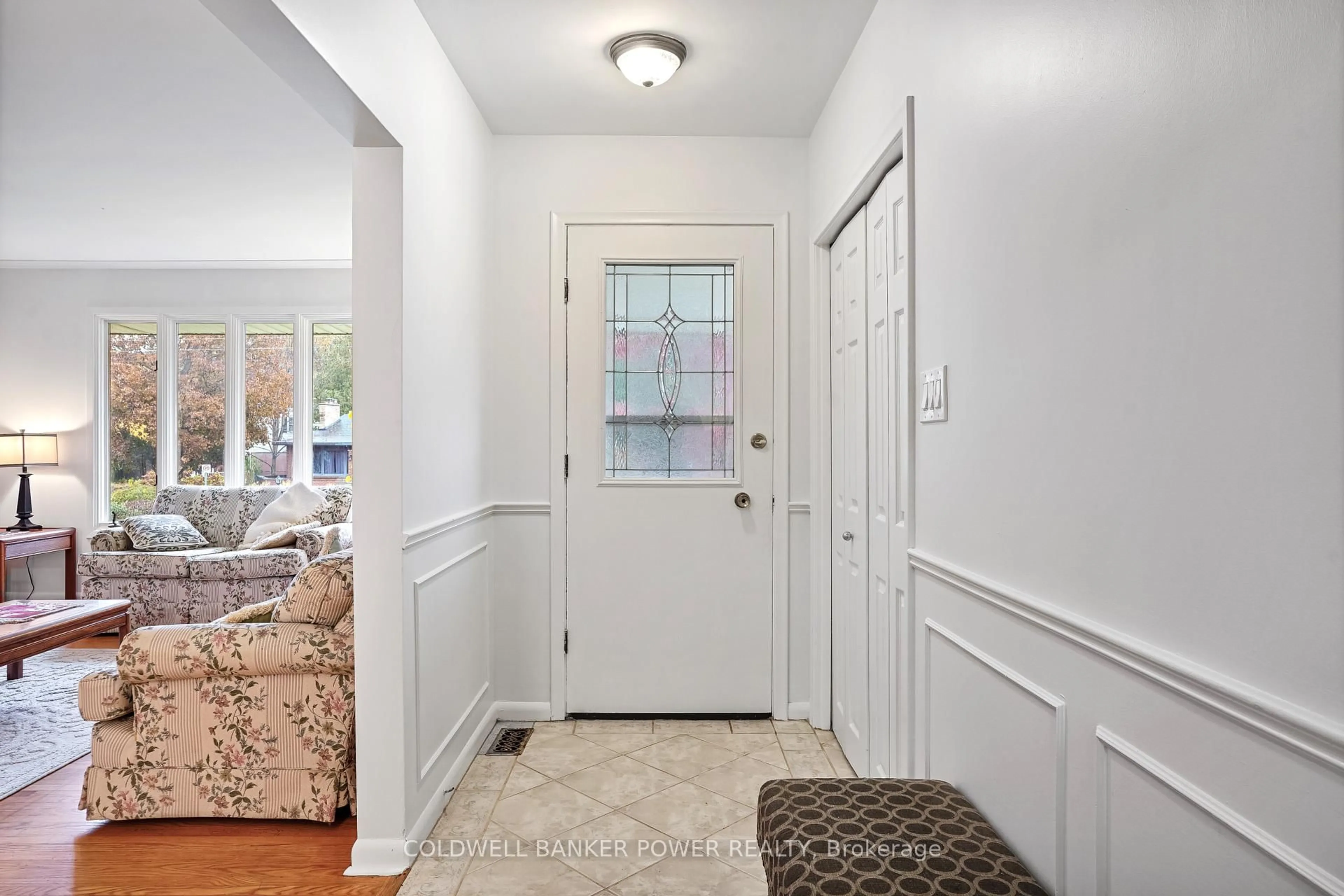 Indoor entryway for 1300 Wayne Rd, London South Ontario N6K 2G7