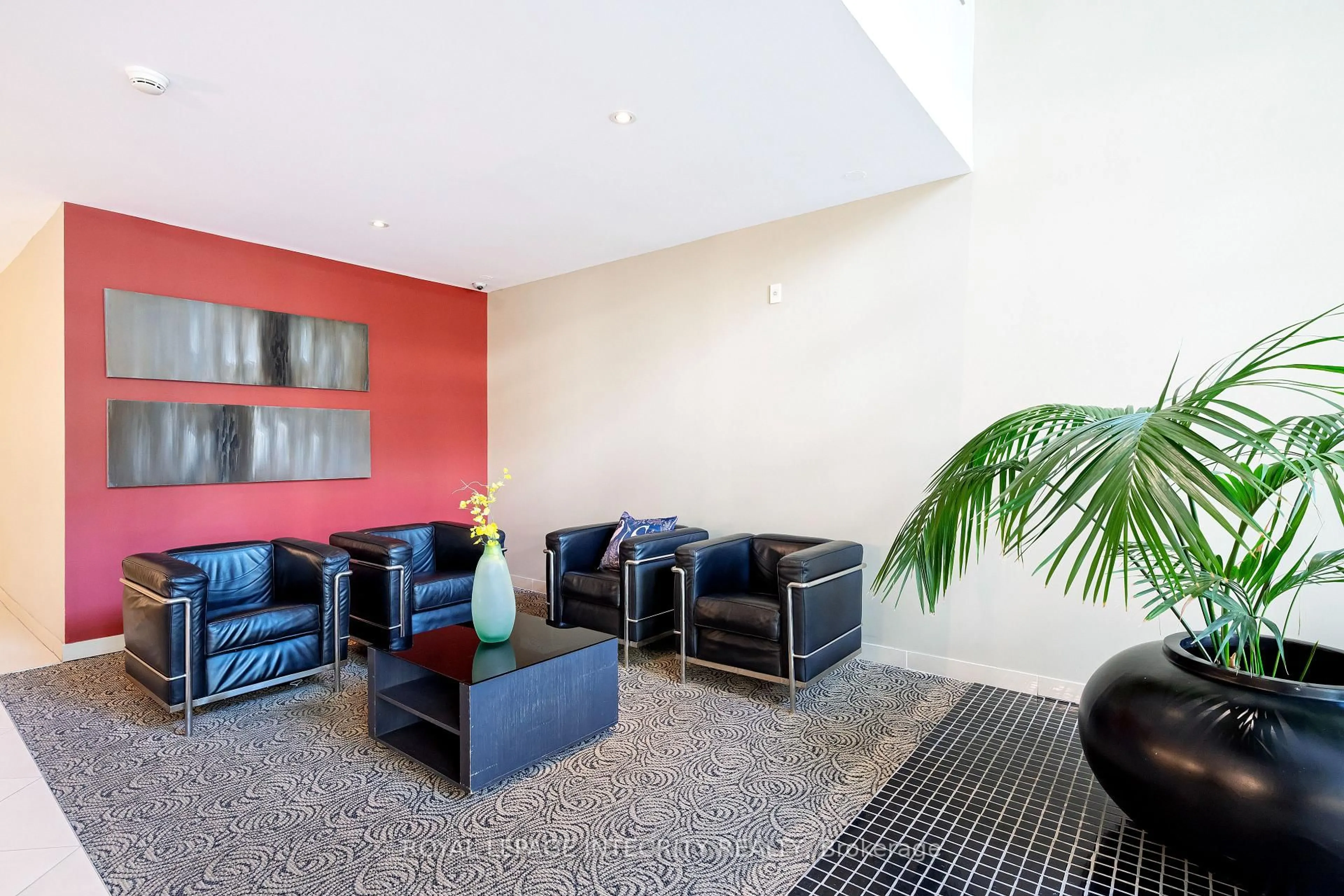 Lobby for 138 Somerset St #203, Ottawa Ontario K2P 0A3