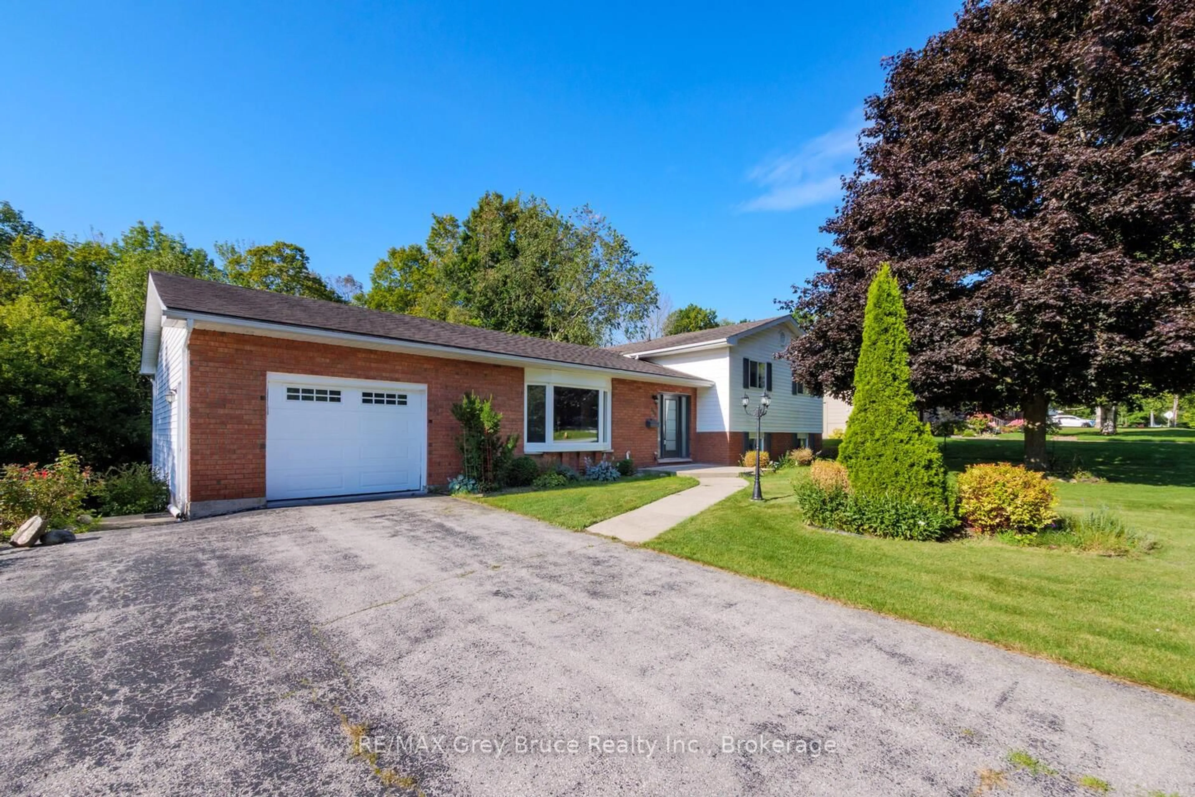 Home with brick exterior material, street for 699 20TH St, Owen Sound Ontario N4K 4E1