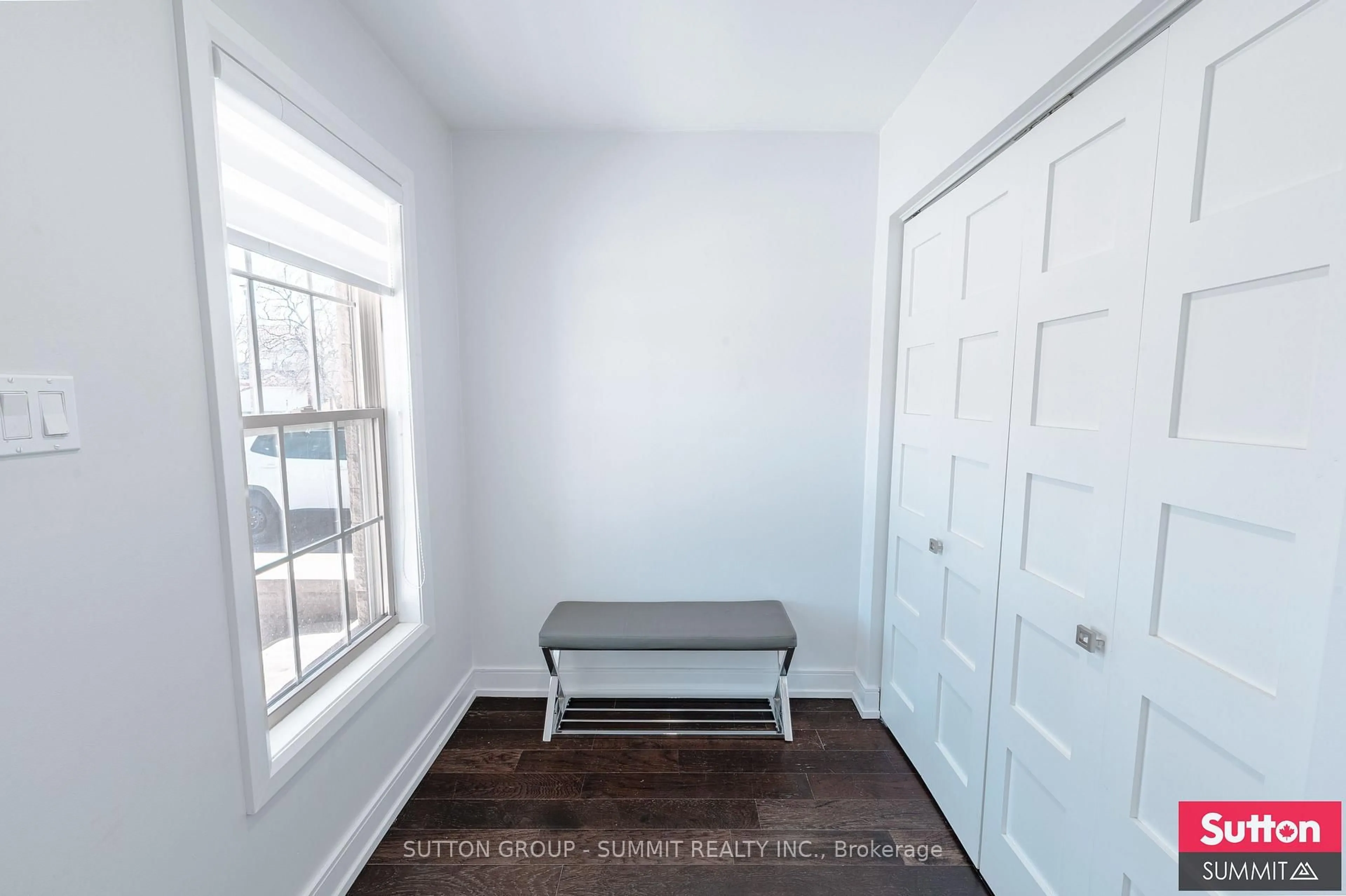 Indoor entryway for 5 Silversmith Crt, Guelph Ontario N1G 5C1