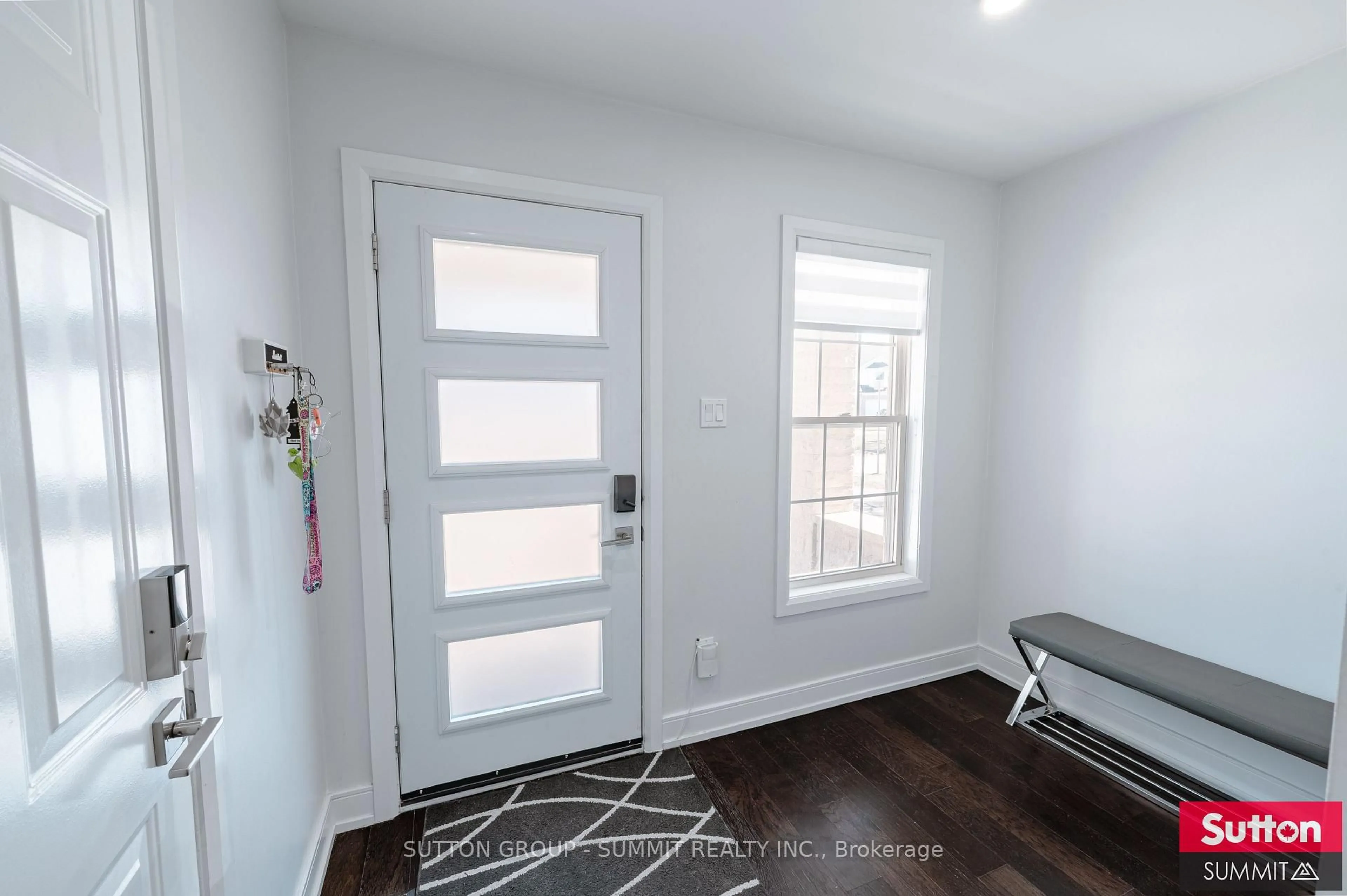 Indoor entryway for 5 Silversmith Crt, Guelph Ontario N1G 5C1