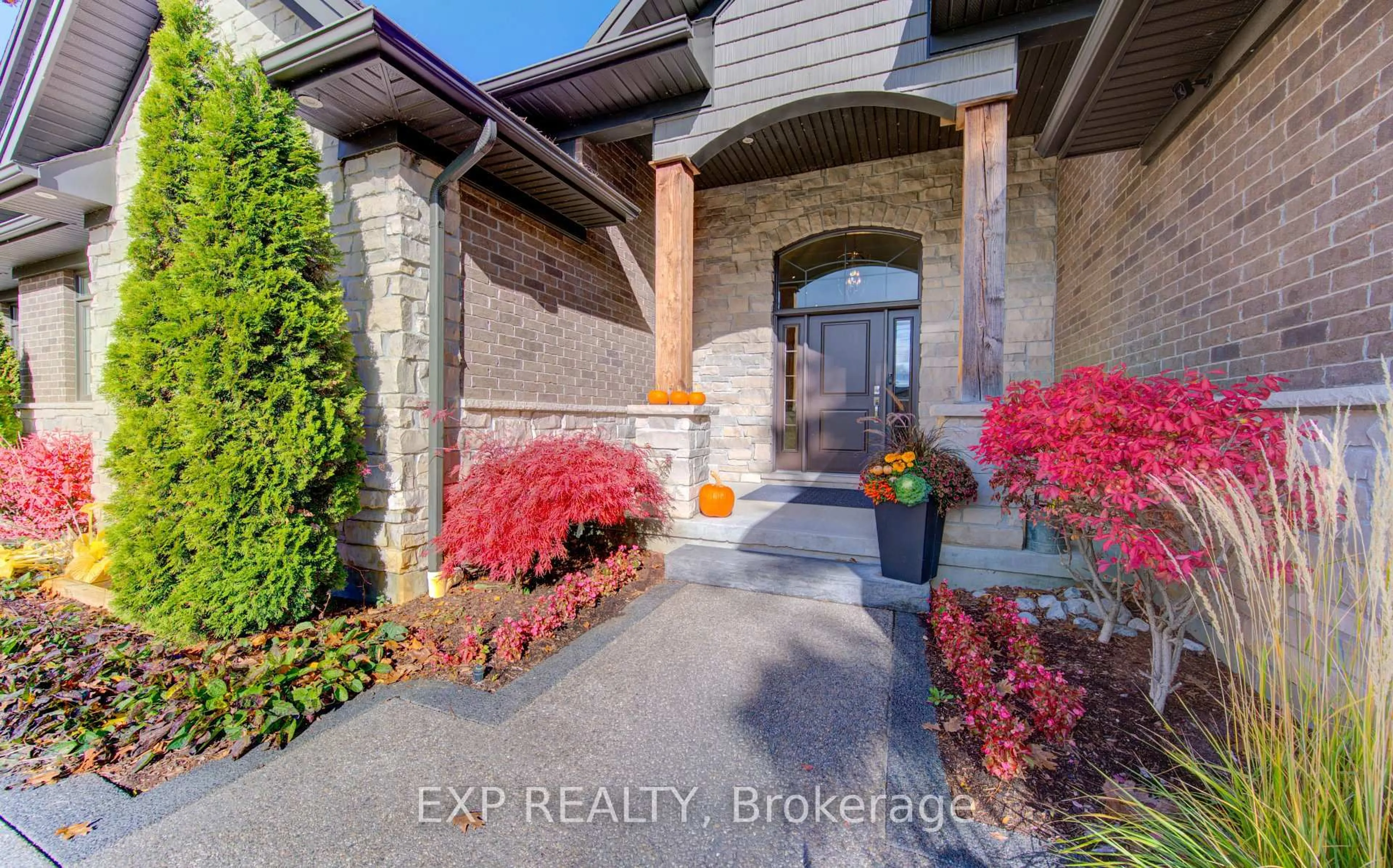 Indoor entryway for 52 Edgehill Dr, Kitchener Ontario N2P 2C6