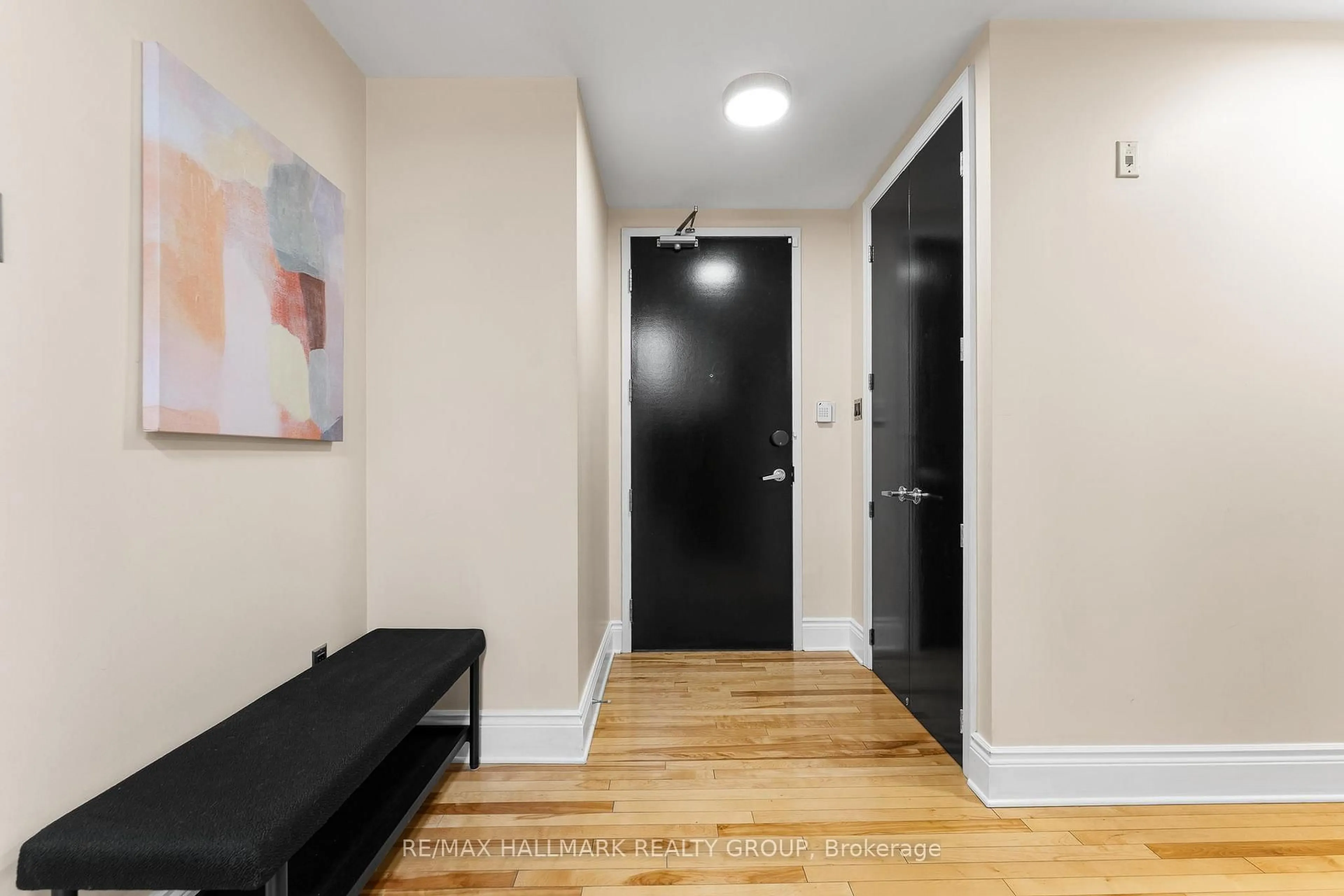 Indoor entryway for 374 Cooper St #401, Ottawa Ontario K2P 2P4